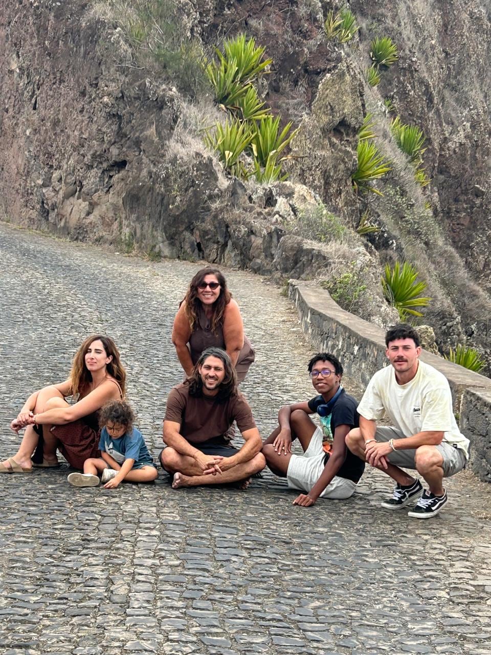 Familia reunida en Santo Antao con los tres hijos, Eneas, Caetano y Mohamed, el nieto Germán y la nuera Beatriz