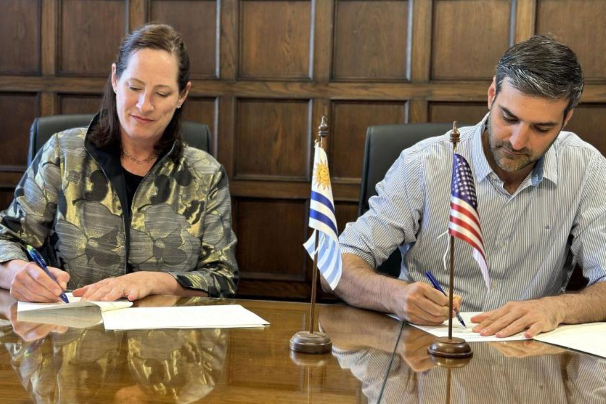 Uruguay y Estados Unidos firmaron un acuerdo para eliminar la necesidad de que los ciudadanos uruguayos presenten una visa para entrar al país norteamericano (Uruguay Presidencia)