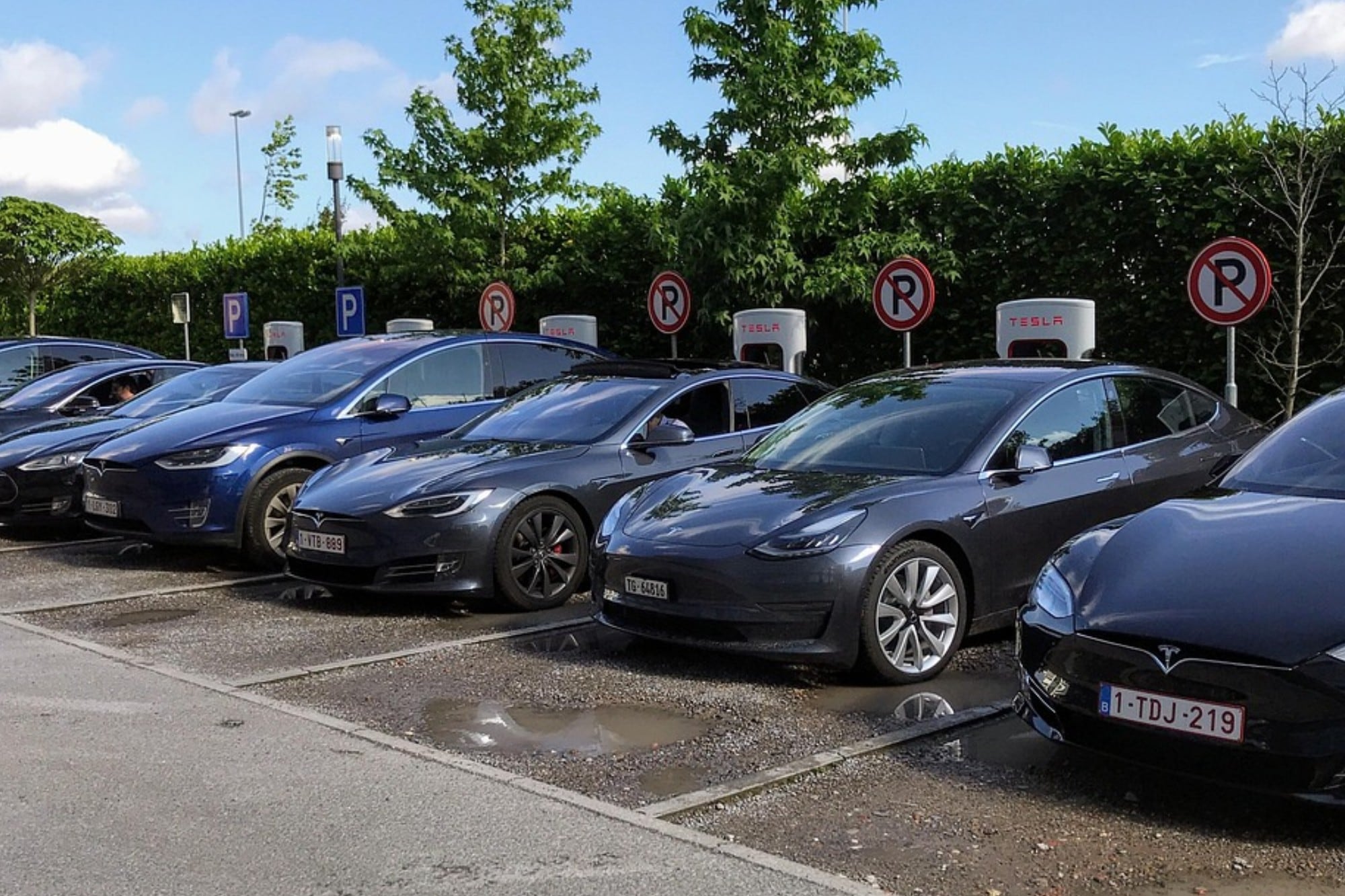 Freno a Tesla en California: el DMV amenaza con cerrar sus concesionarios por publicidad engañosa