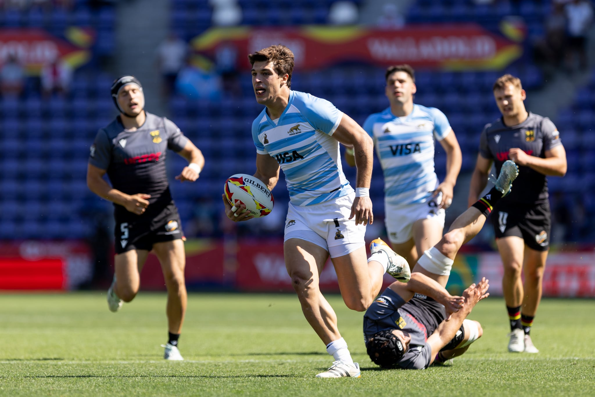 Matteo Graziano avanza con la pelota durante el partido entre los Pumas 7s y Alemania, en Valladolid