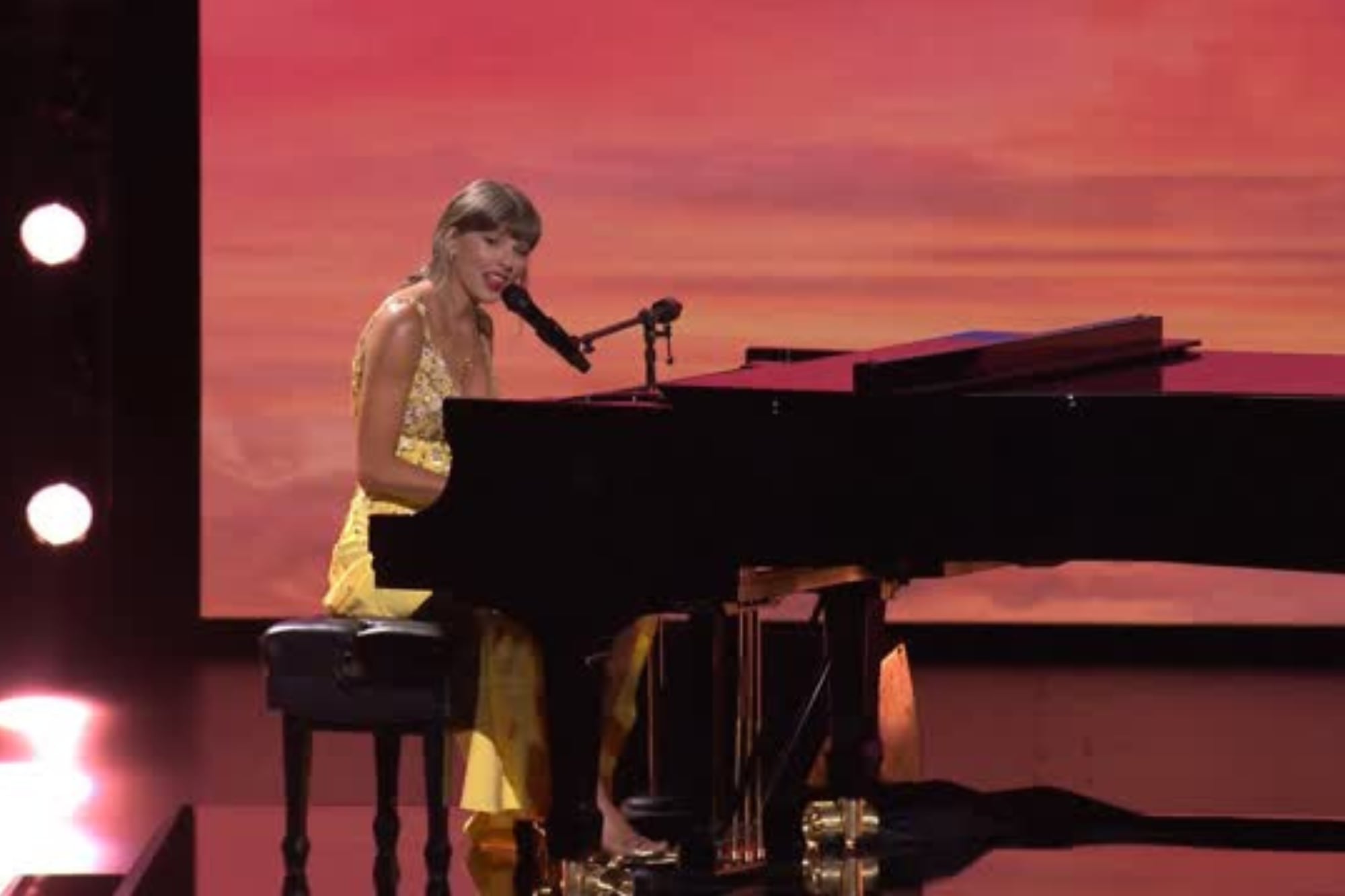 Taylor Swift sorprendió a todos con una interpretación en vivo de la canción que escribió para Toy Story 5 8 Taylor Swift interpretó “I Knew It, I Knew You” (Foto: Pixar)