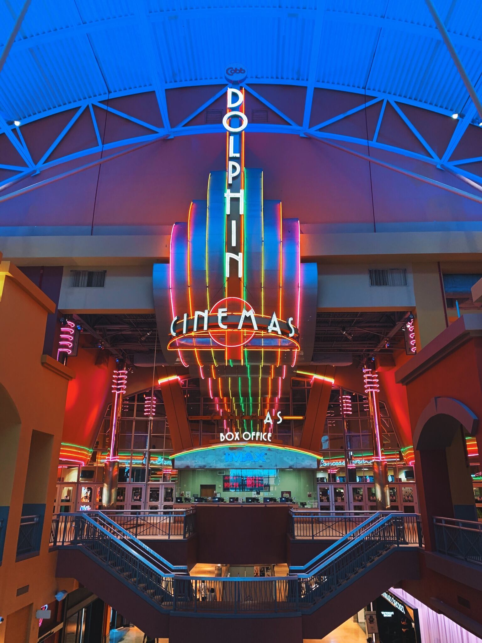 El centro comercial también incluye un cine con salas IMAX