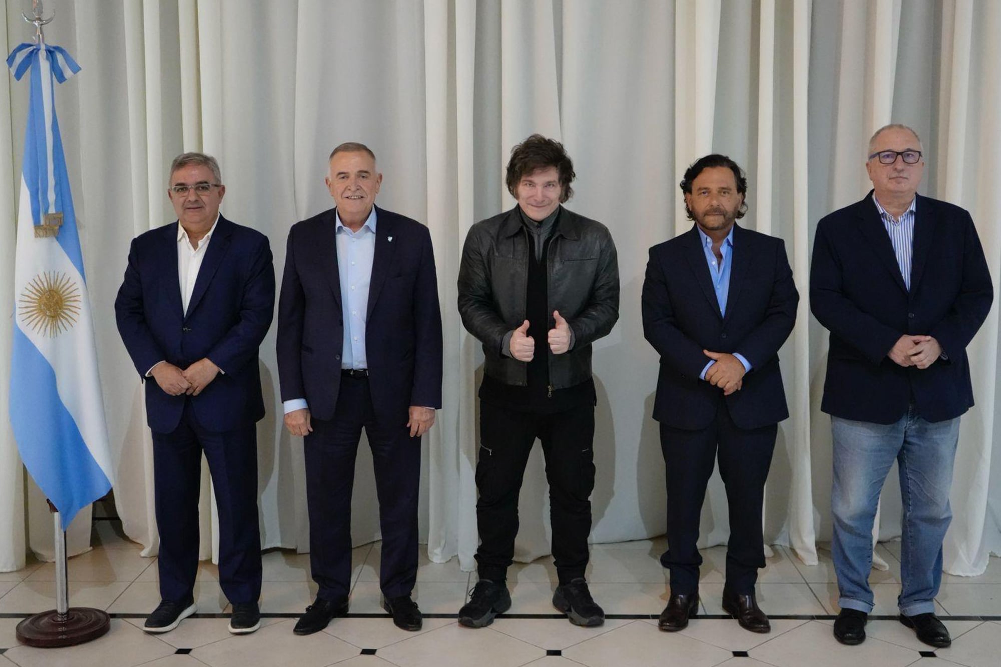 El presidente Javier Milei cuando recibió a los gobernadores de Catamarca, Tucumán, Salta y Misiones; aquella vez, los diputados de estas provincias auxiliaron al oficialismo en el Congreso