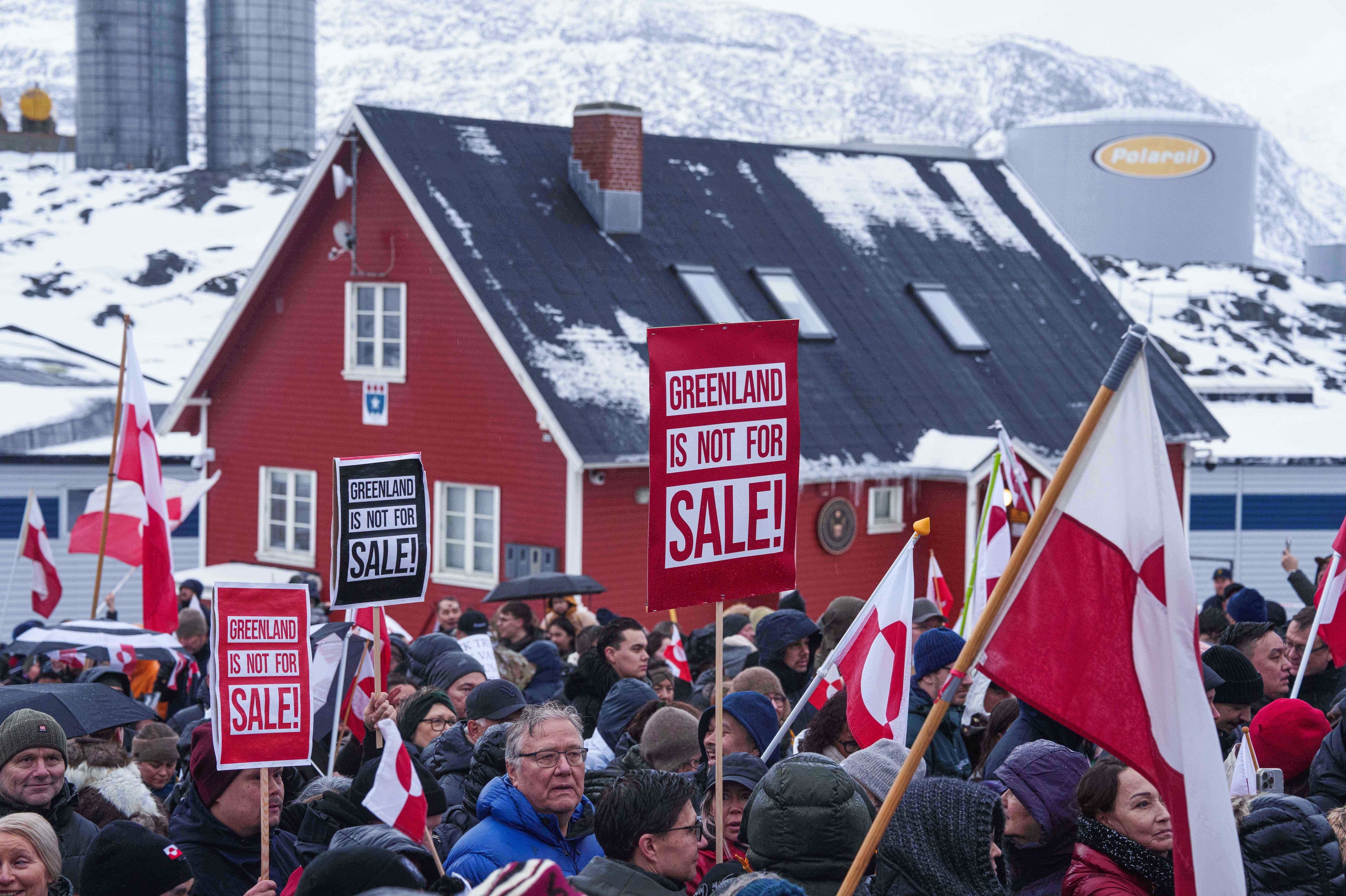 Una protesta contra las sugerencias del presidente Donald Trump hacia Groenlandia frente al consulado estadounidense en Nuuk, el 17 de enero de 2026.