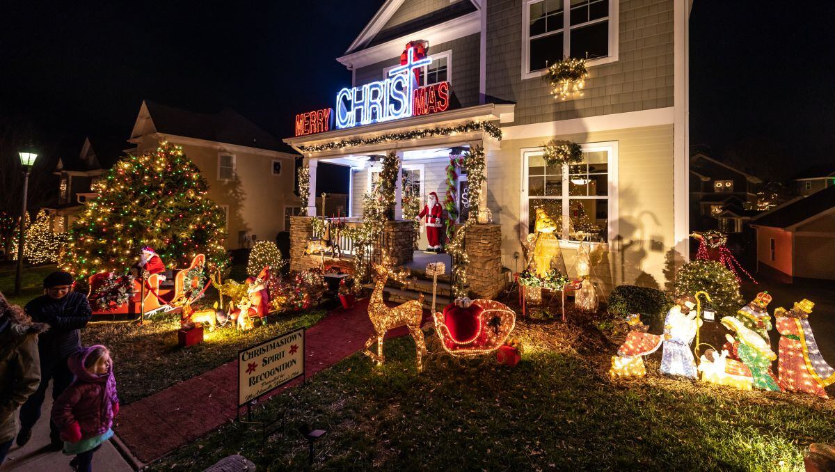 Carolina del Norte ofrece la Ciudad Navideña en McAdenville, donde entre las actividades más destacadas se encuentran las decoraciones de los hogares con adornos y cientos de luces