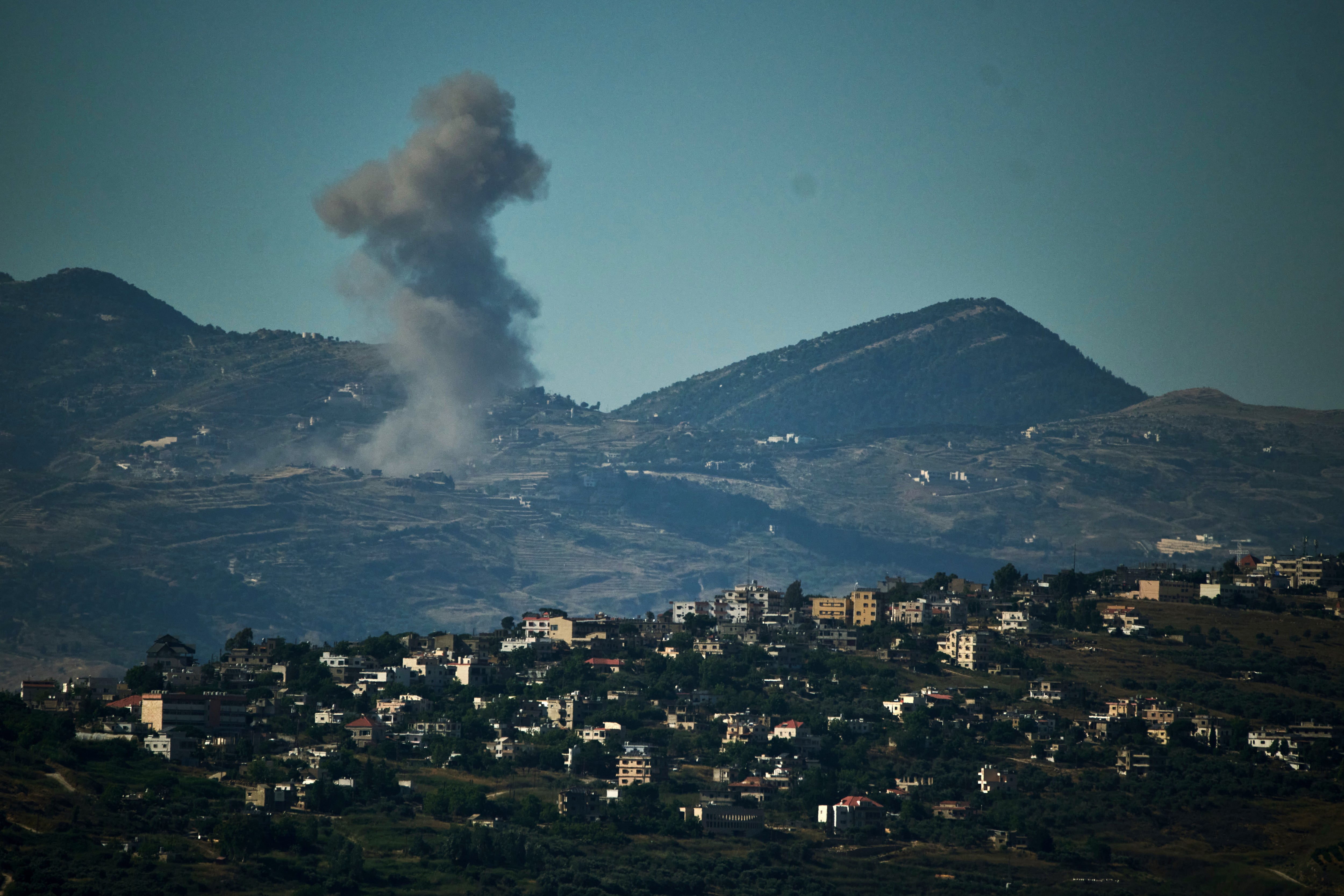 Una columna de humo gris marca el sitio donde impactó un ataque del ejército israelí en el sur de Líbano, visto desde el norte de Israel, el 19 de junio de 2026. (AP Foto/Leo Correa)