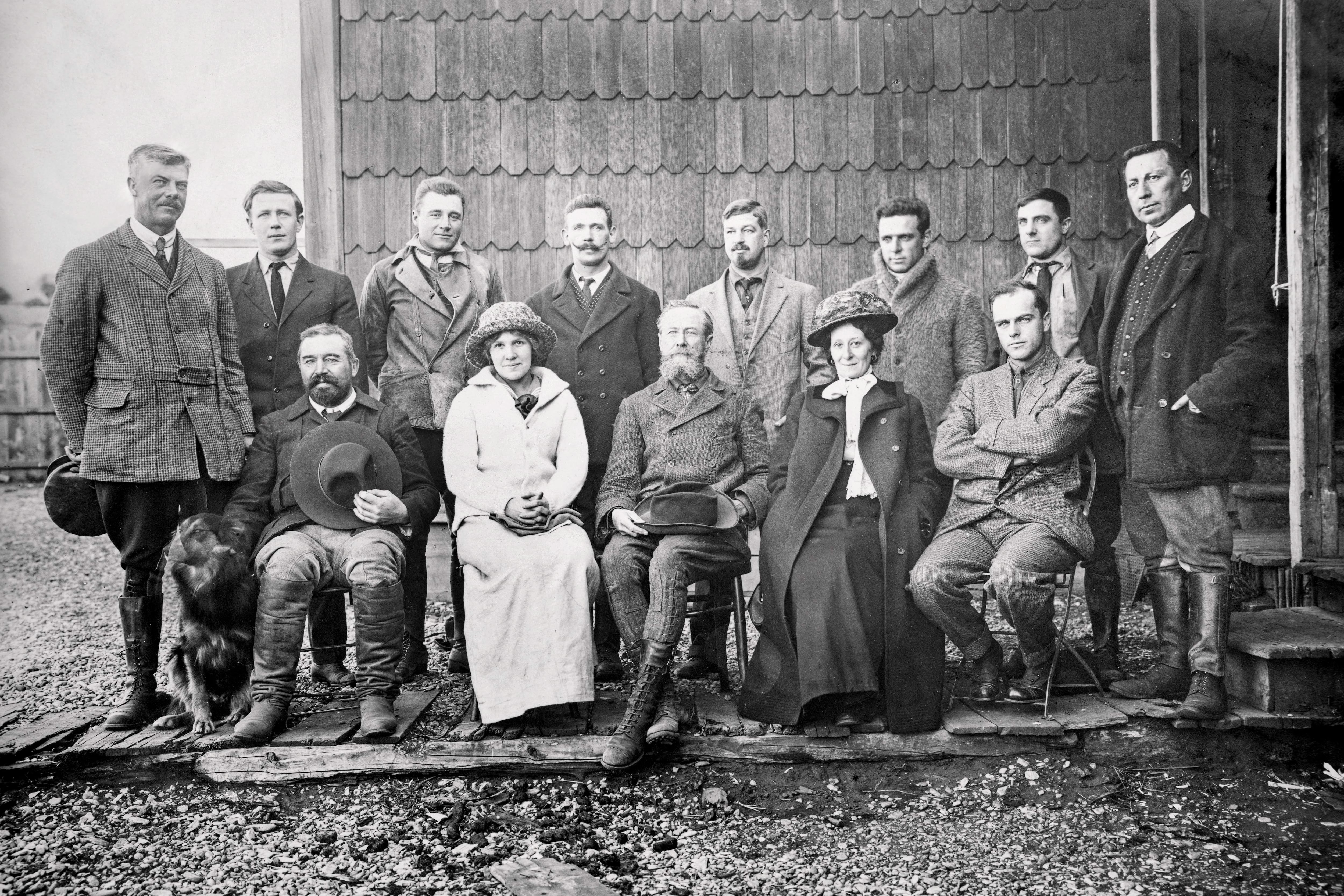 La comisión de estudios hidrológicos se creó con la intención de promover el desarrollo de Bariloche.
El norteamericano Bailey Willis (sentado en el centro), su asistente Emilio Frey (de pie, en el extremo derecho de la imagen), el doctor Benito Vereertbrugghen (acariciando al perro) y su esposa, de abrigo oscuro.