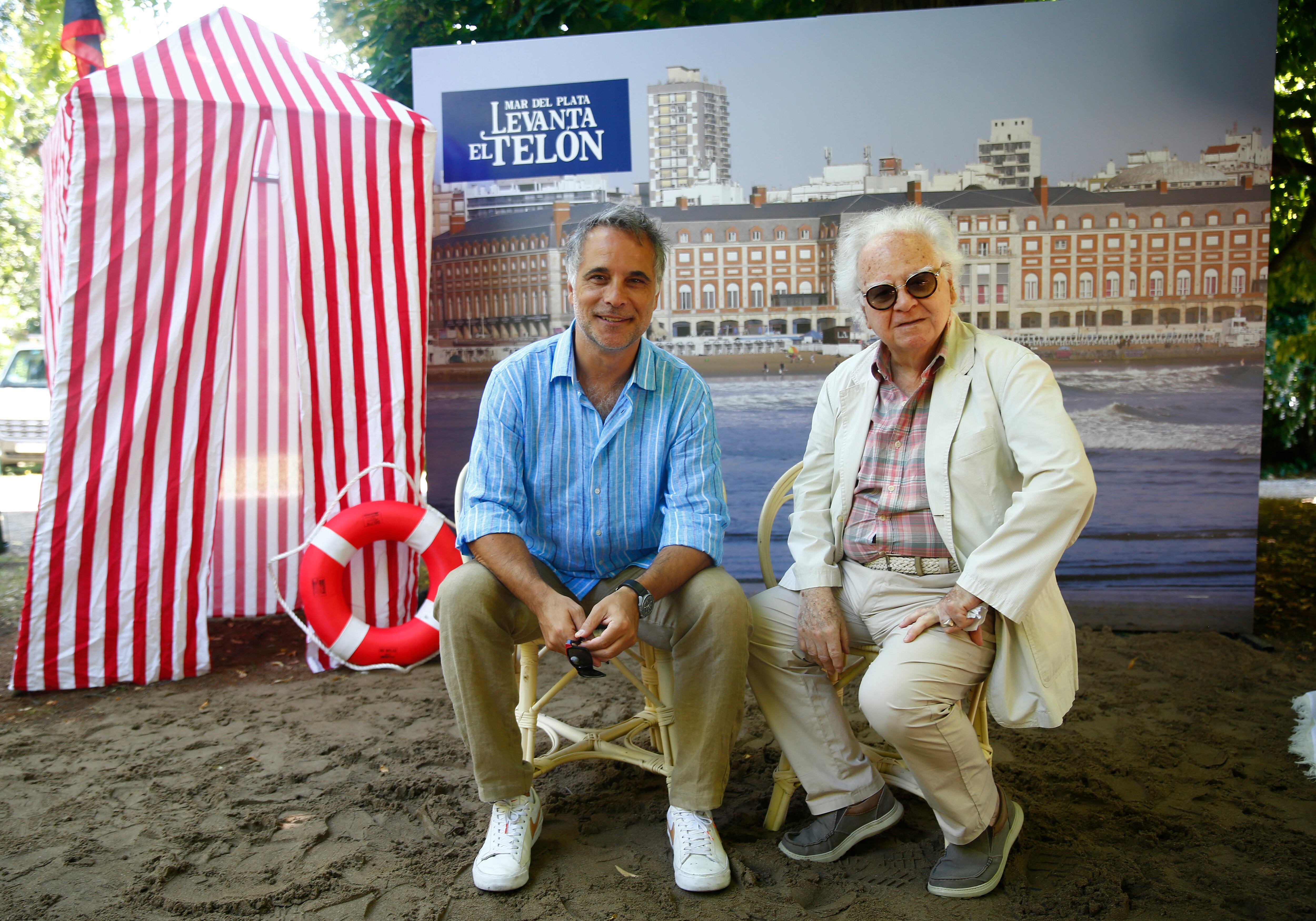 El actor Paulo Brunetti y el director Oscar Barney Finn dijeron presente en la postal que reúne a los elencos; llegaron a
