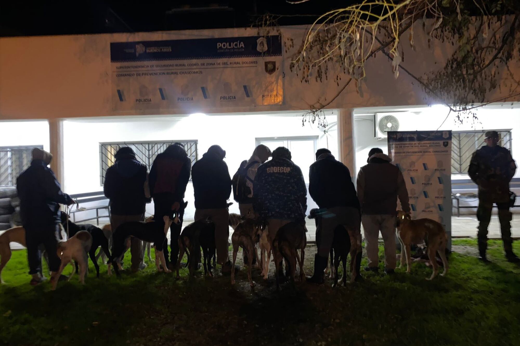 Imágenes de cazadores detenidos por la policía, según informes que les llegan a los productores