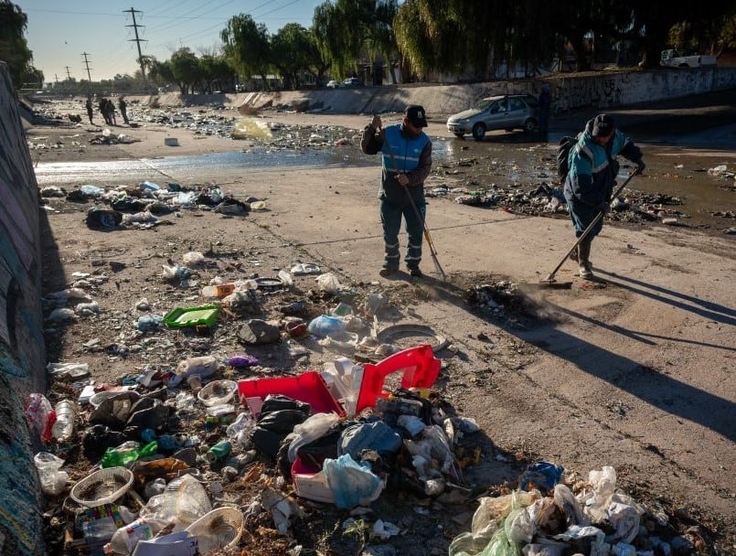 Las autoridades mendocinas impulsan severas multas para evitar que los vecinos arrojen residuos a cauces de riego, acequias y otros cursos de agua