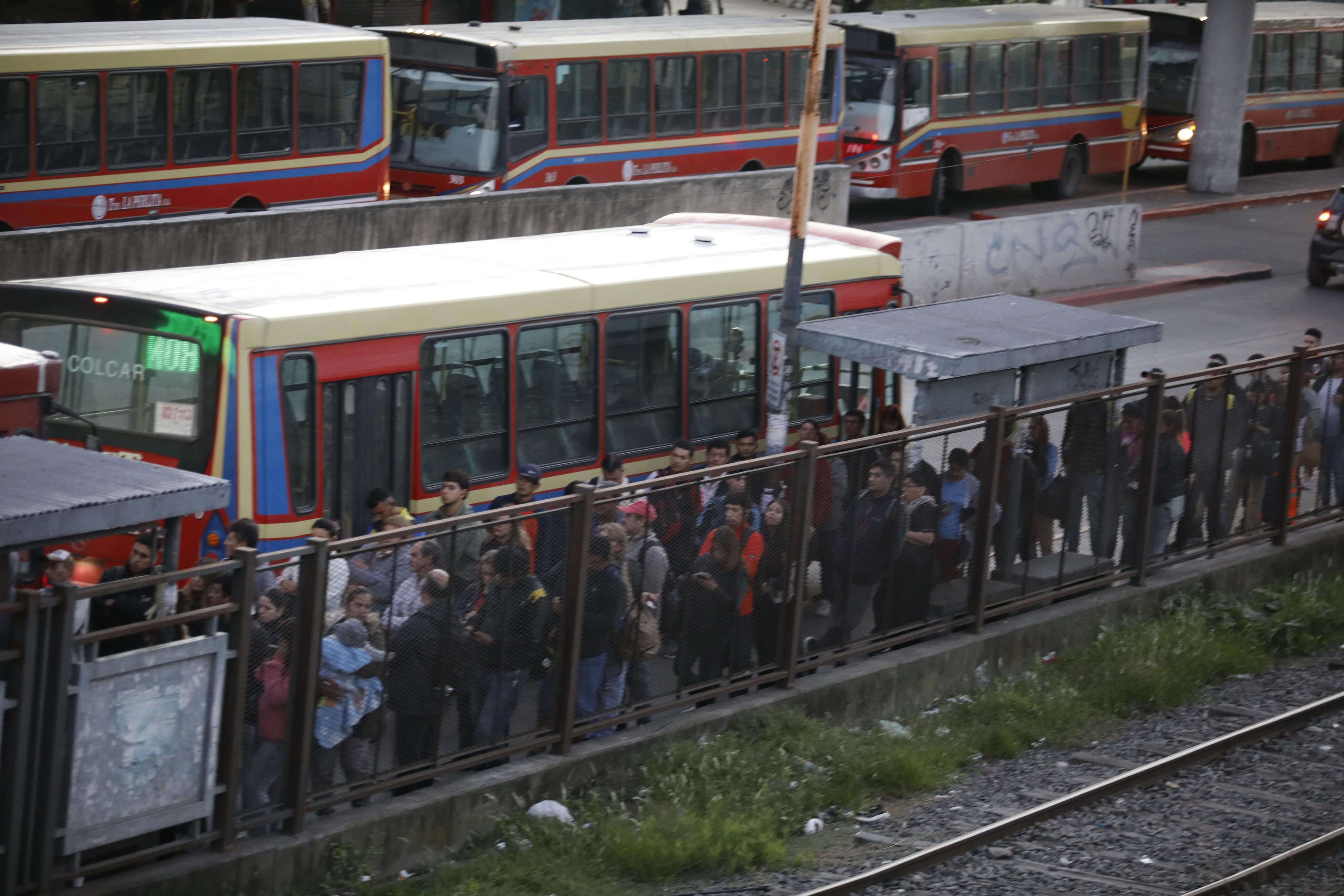 Las filas a la espera de subir a los colectivos