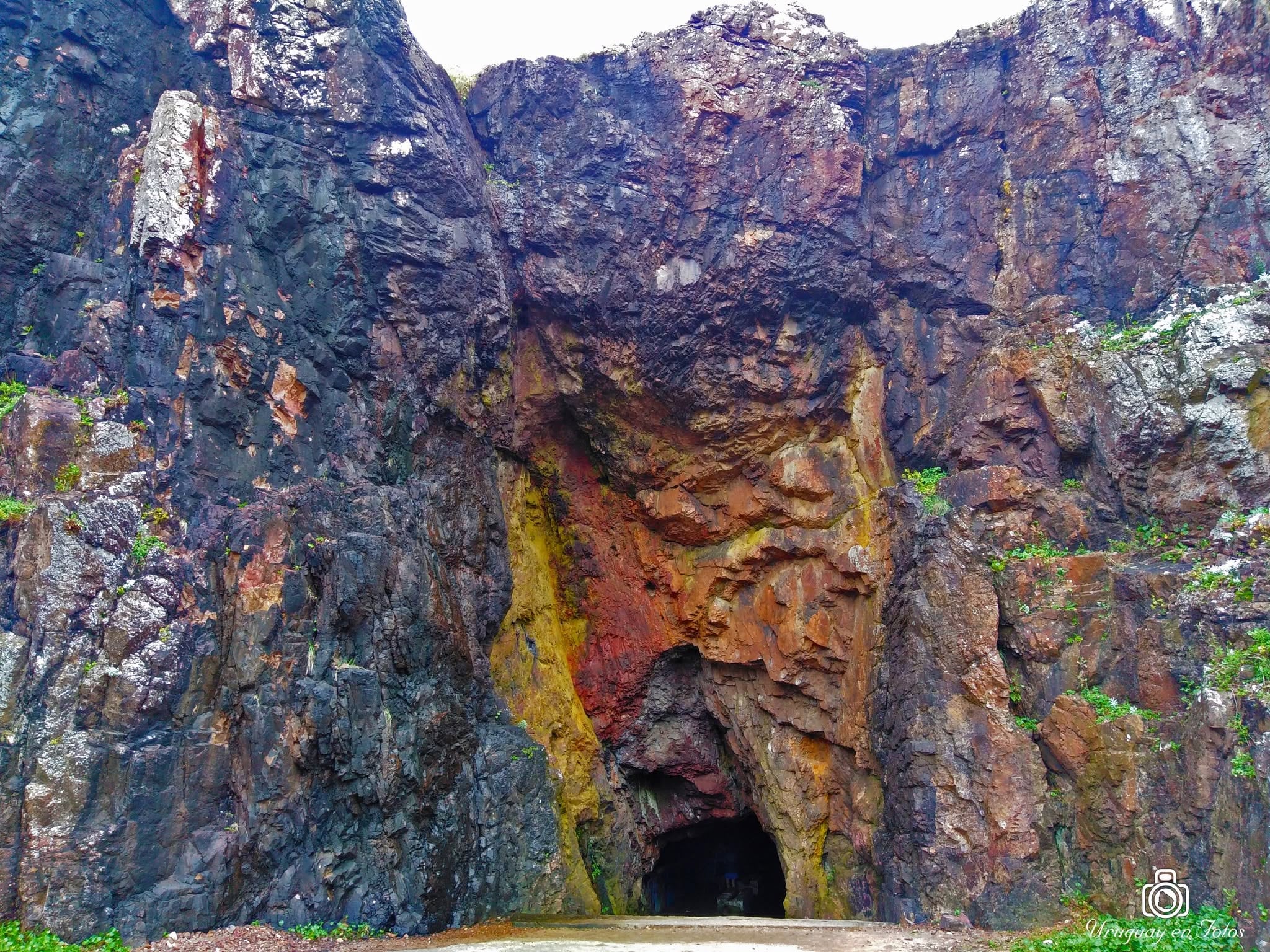 Hace años la intendencia de Maldonado y la junta vecinal empezaron a abogar por la vuelta al estado virgen de las grutas y sus alrededores (Foto: Uruguay en fotos)