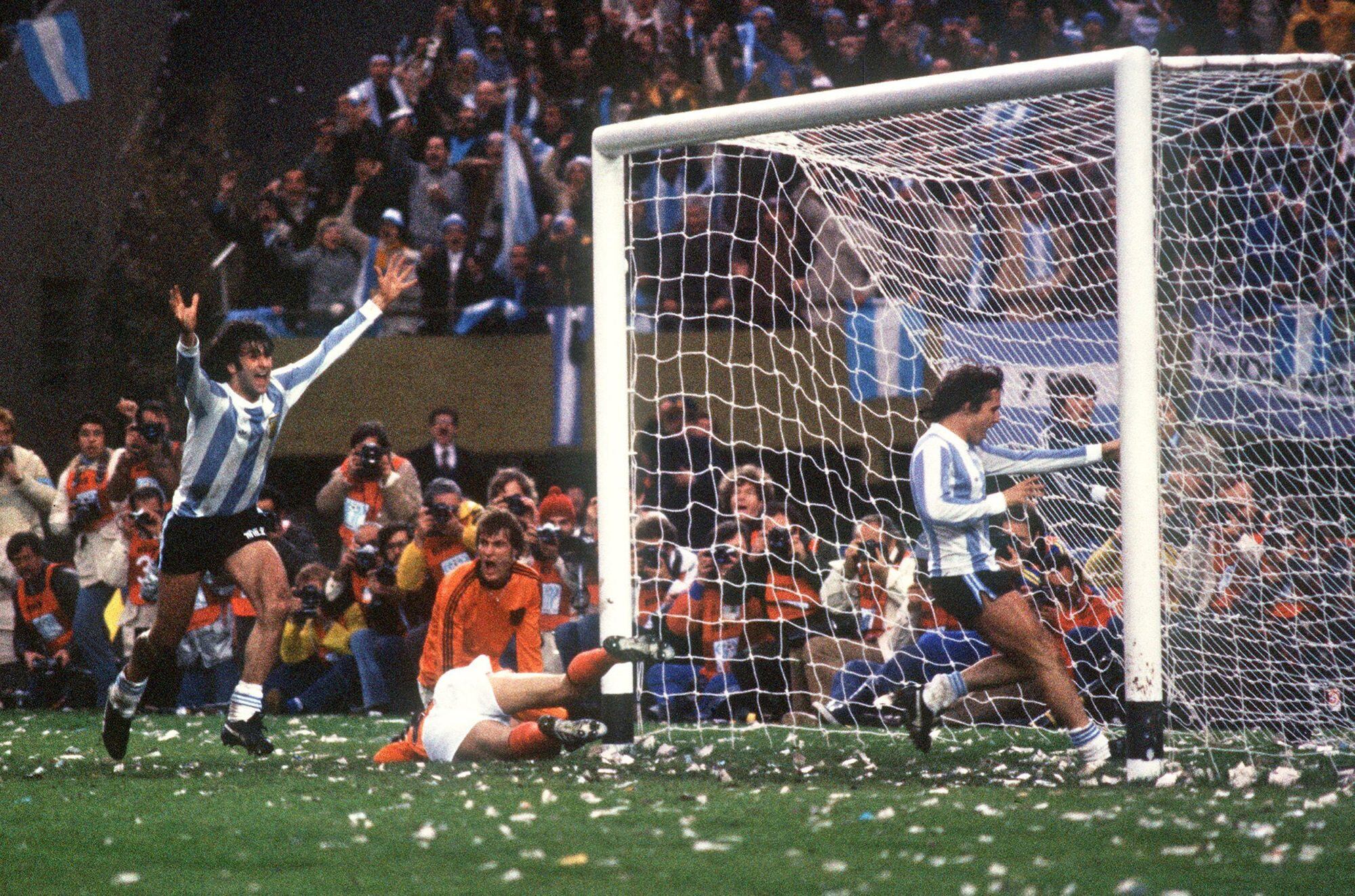 El grito de gol de Mario Kempes ante Países Bajos, en la final del Mundial 78, con la tradicional indumentaria argentina: camiseta celeste y blanca, pantalón negro y medias blancas
