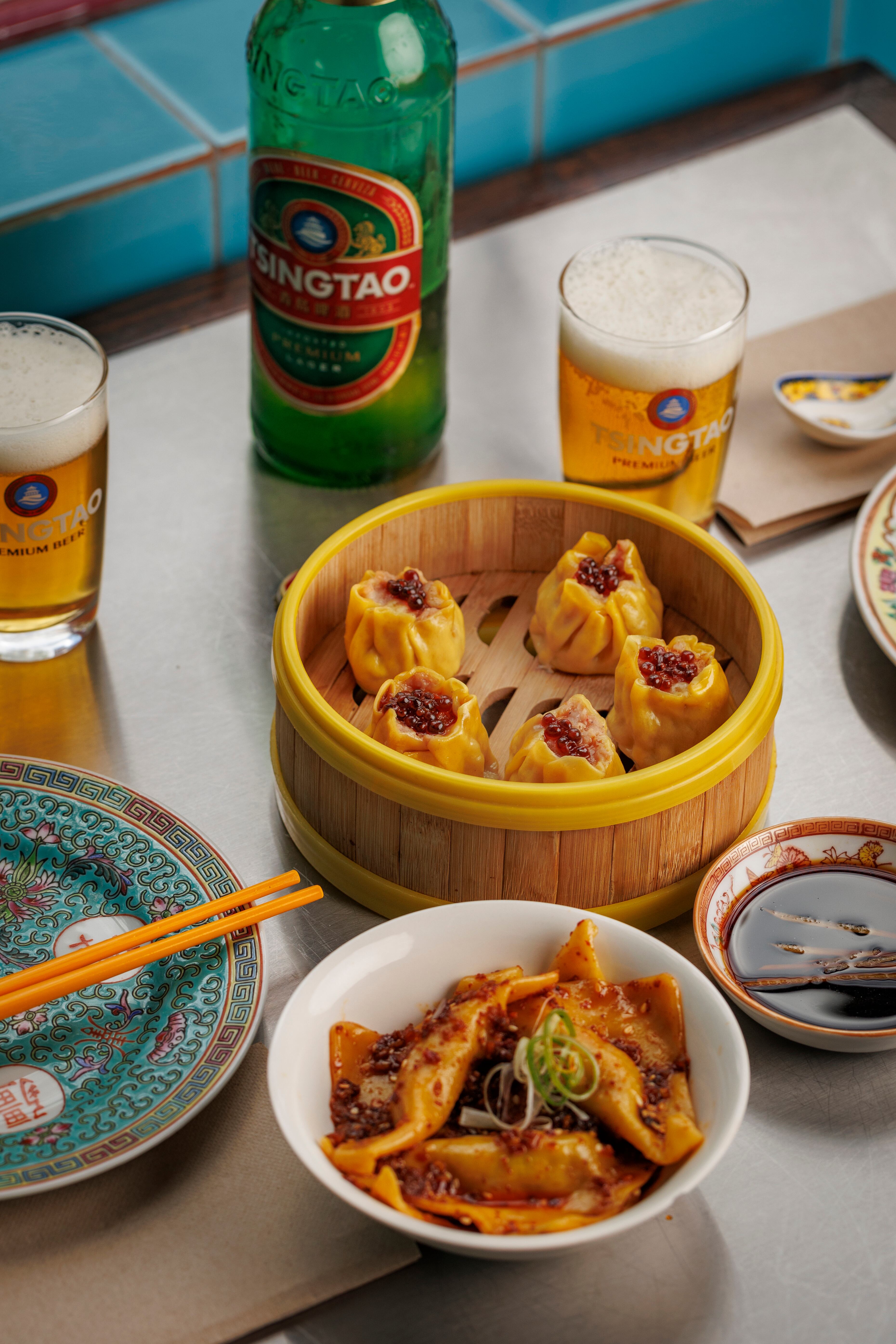 Dumplings al vapor rellenos de langostinos, cerdo y shiitake.