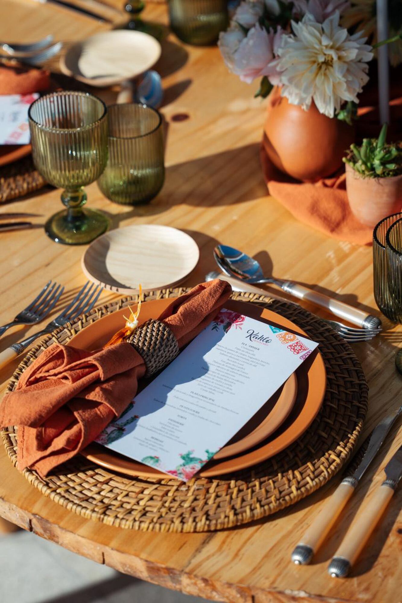 Un detalle de la decoración de las mesas en tonos tierra