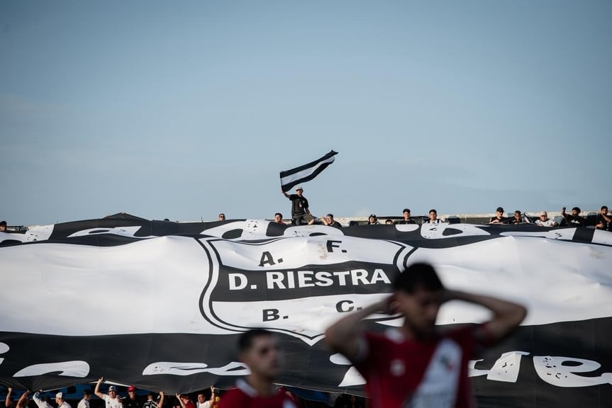 La hinchada de Deportivo Riestra buscará darle apoyo a su equipo en el partido frente a Boca