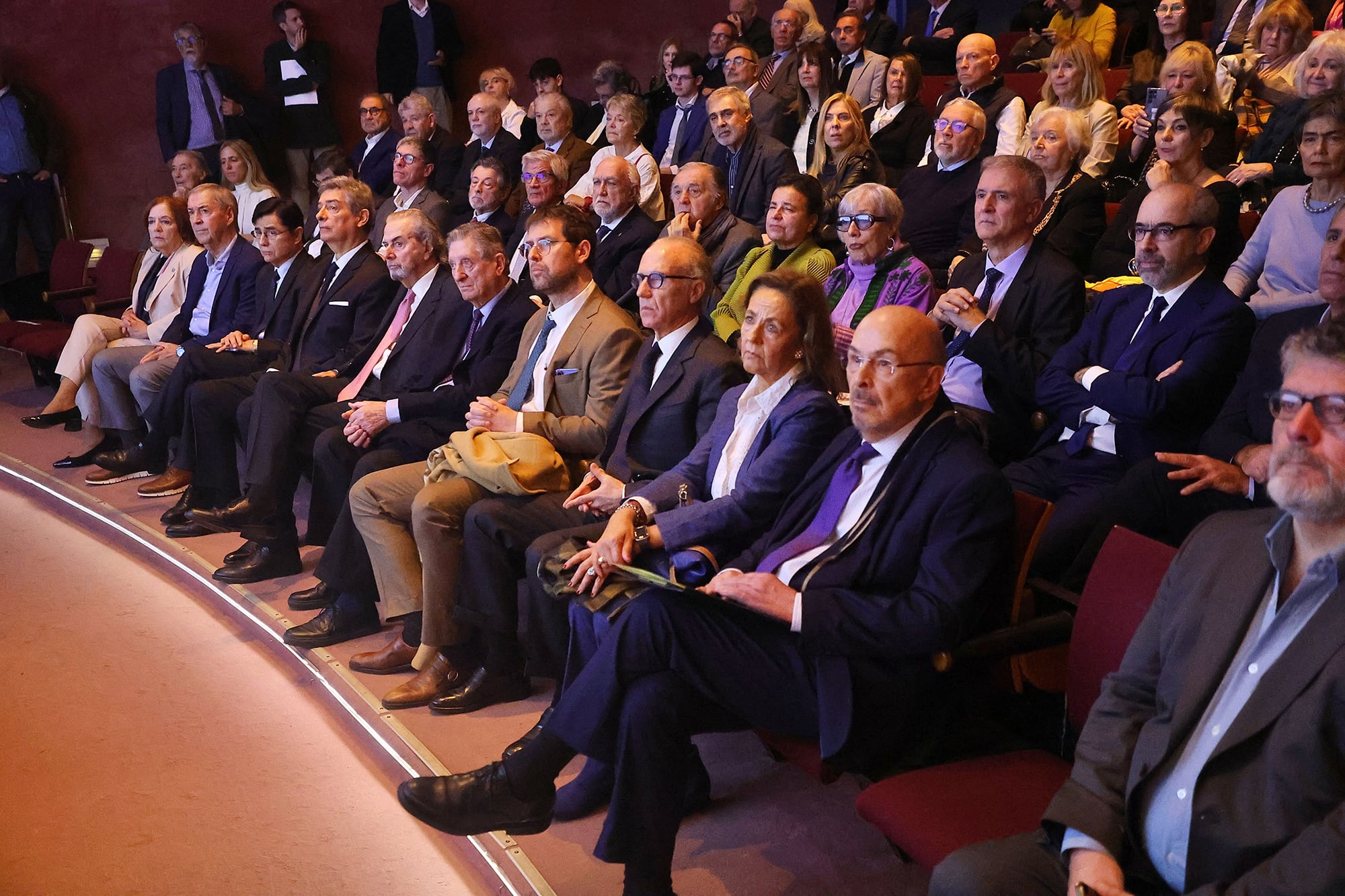 En fotos. El Dr. Juan Carlos Maqueda recibió la Pluma de Honor de la Academia Nacional de Periodismo 29 Las primeras filas de la sala Jorge Luis Borges de la Bibilioteca Nacional