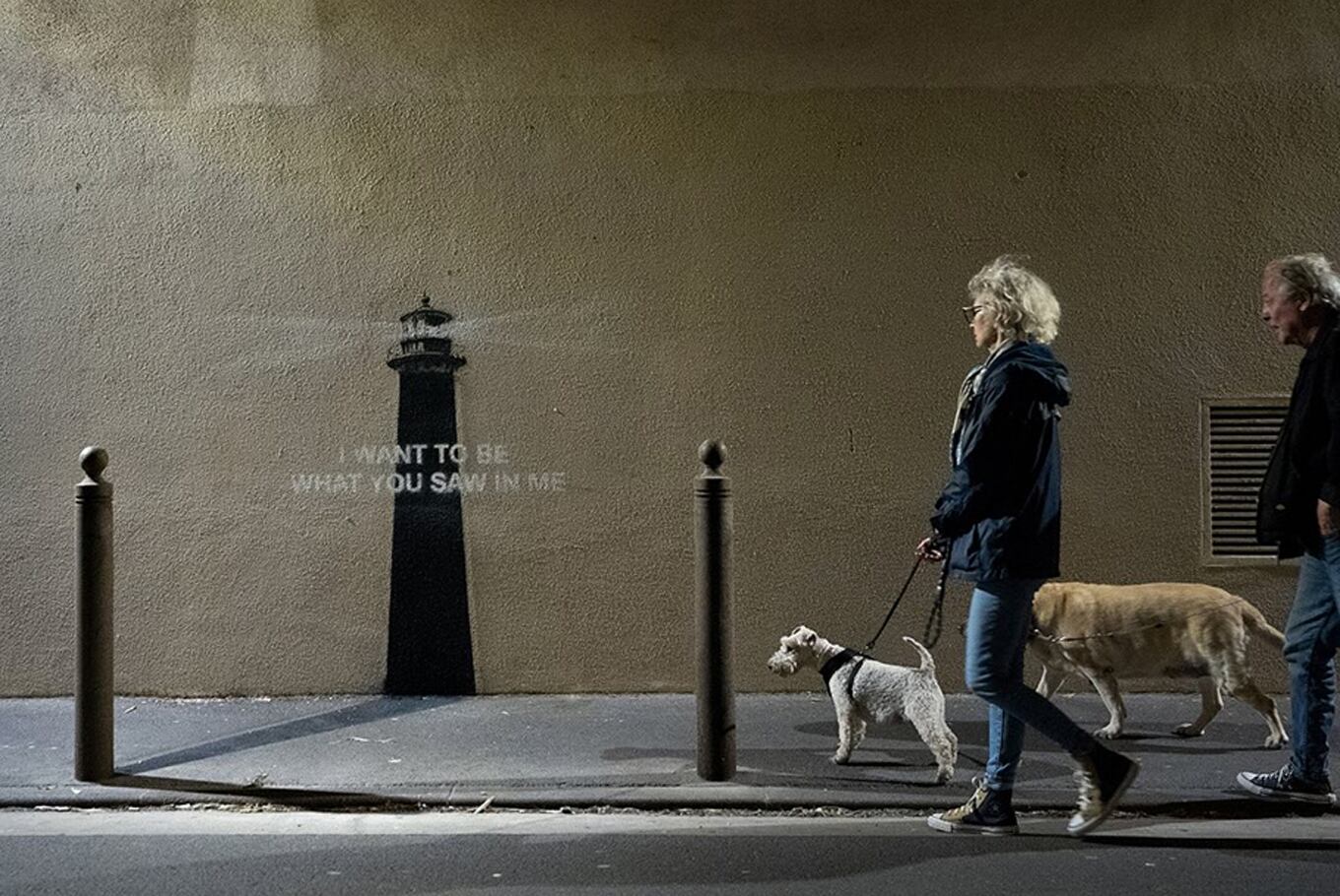 En la segunda imagen que el graffitero compartió, una pareja pasea a sus perros frente a la nueva pintada