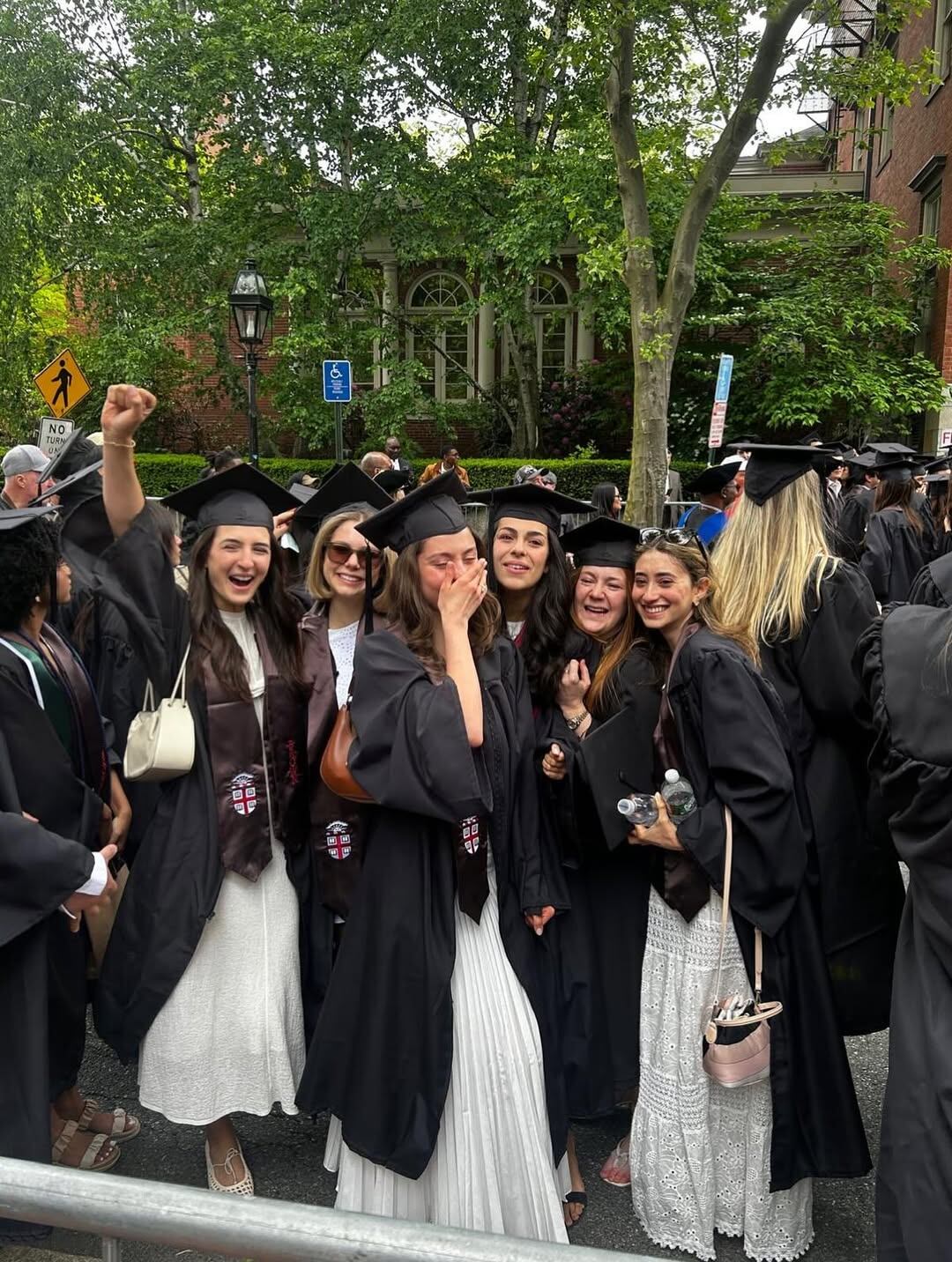 Carys Douglas junto a sus compañeras durante la ceremonia de graduación (Foto: Instagram @carys.douglas)
