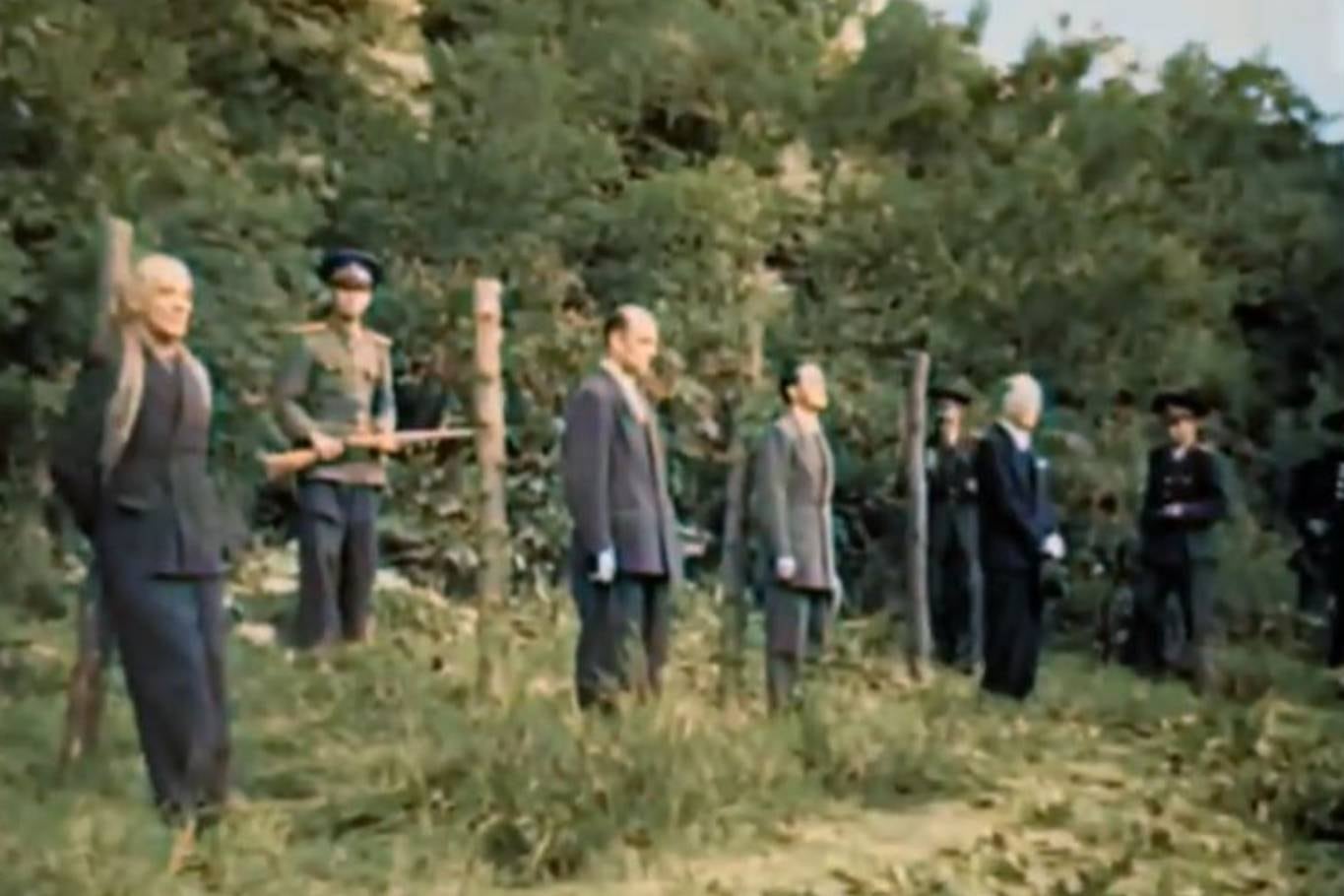 Los cuatro hombres de la dictadura de Ion Antonescu a punto de ser ejecutados: el dictador es el que se encuentra más alejado