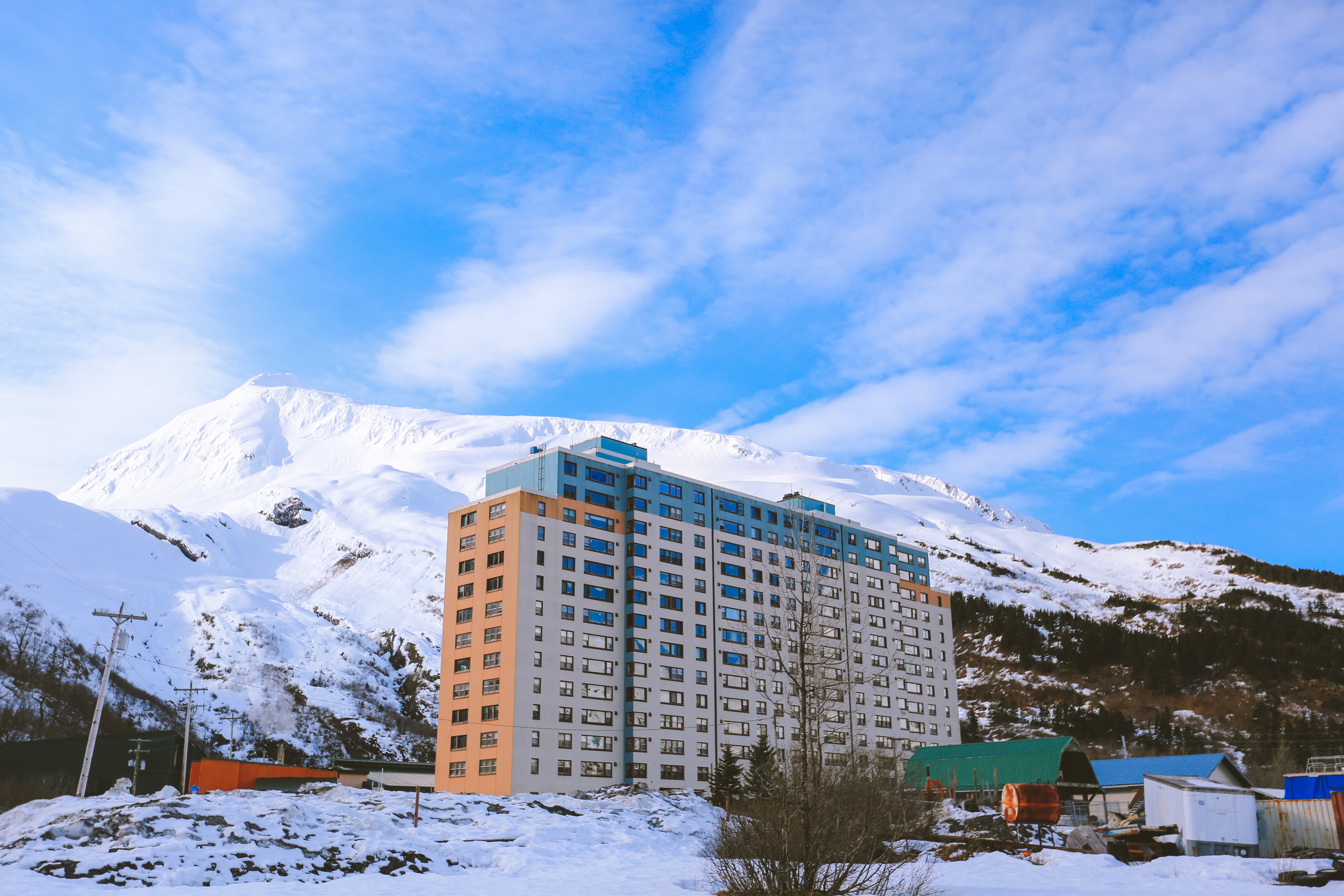 La mayoría de los habitantes de Whittier viven en el complejo Begich Towers