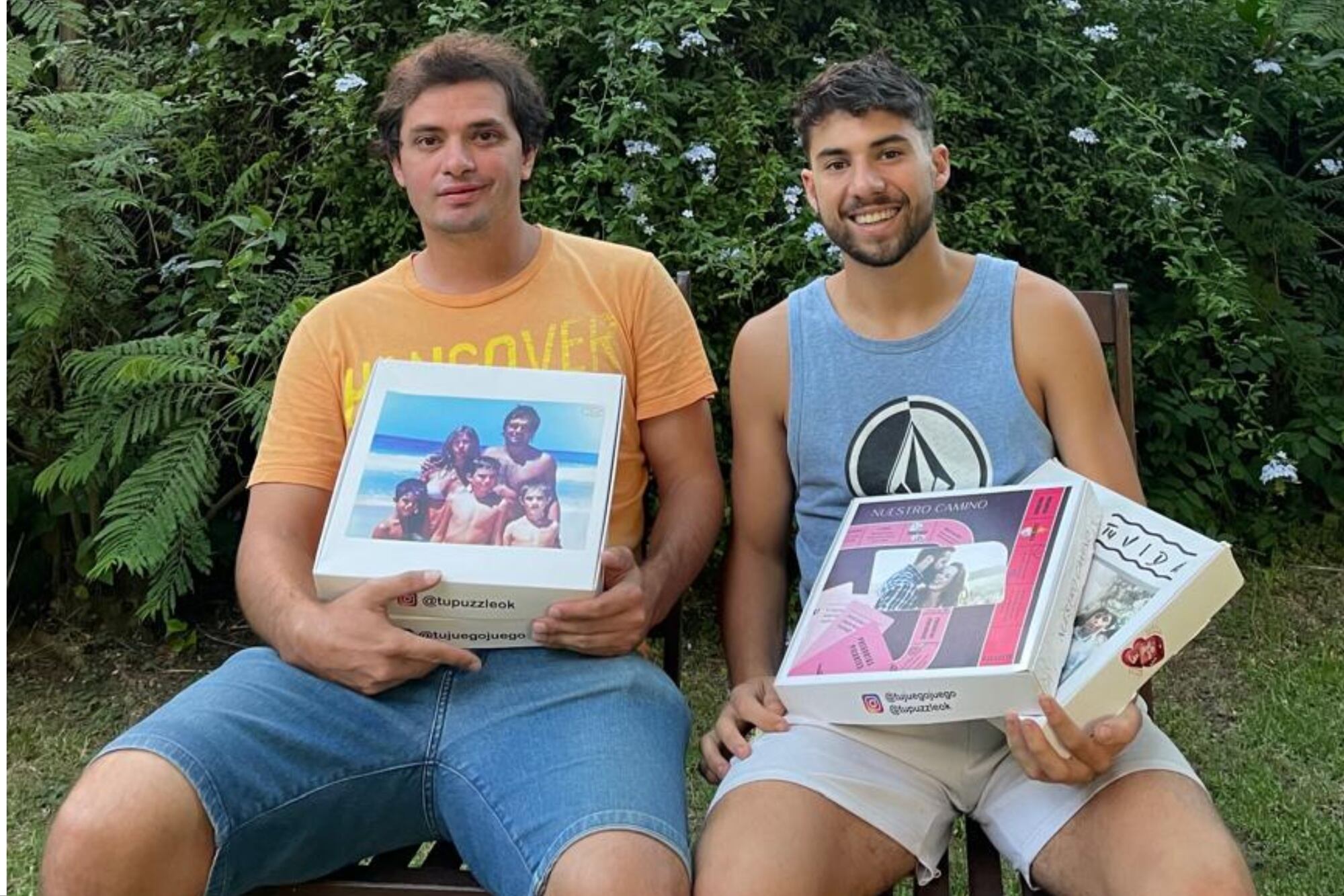 Alejo, a la izquierda, junto a su primo y socio Manuel, y los primeros rompecabezas