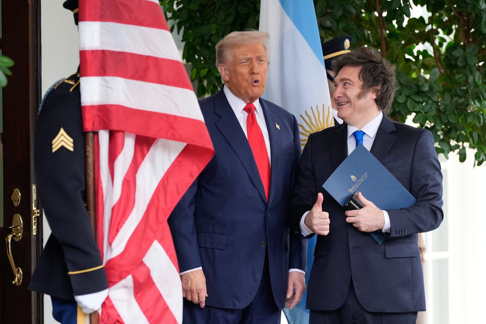 El presidente Donald Trump saluda al presidente argentino Javier Milei en la Casa Blanca, el martes 14 de octubre de 2025