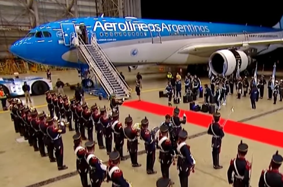 Con presencia de Granaderos, representantes de las Fuerzas Vivas y la Fanfarria Alto Perú, los integrantes de la selección argentina fueron recibidos este lunes en el Aeropuerto Internacional de Ezeiza