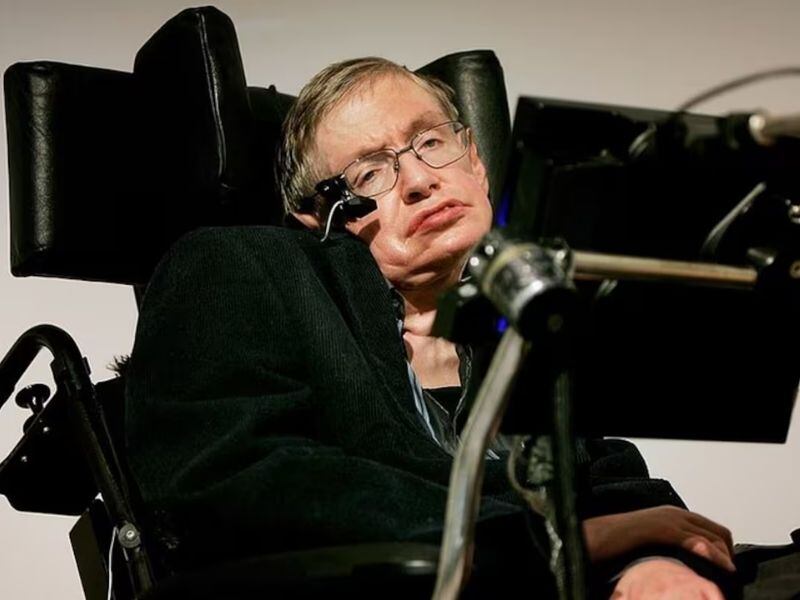 Stephen Hawking: “Incluso los que afirman que todo está predestinado, miran a ambos lados antes de cruzar la calle”