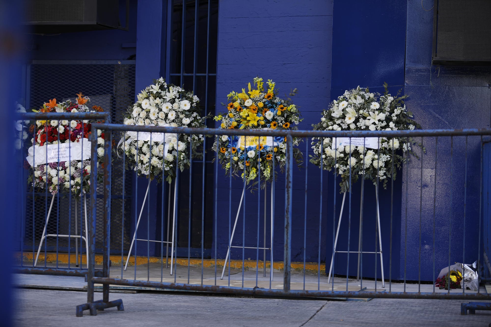 Cuatro de las 25 coronas que llegaron al estadio en reconocimiento a Miguel Russo, de parte de entidades y personalidades del fútbol.