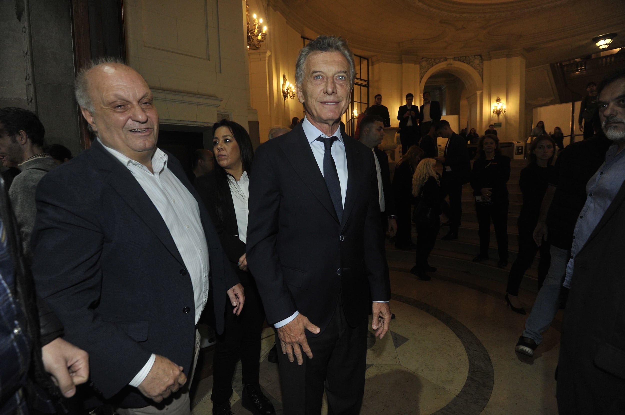 Mauricio Macri y Hernán Lombardi asisten al velatorio del actor y político, Luis Brandoni, en la Legislatura de la ciudad de Buenos Aires