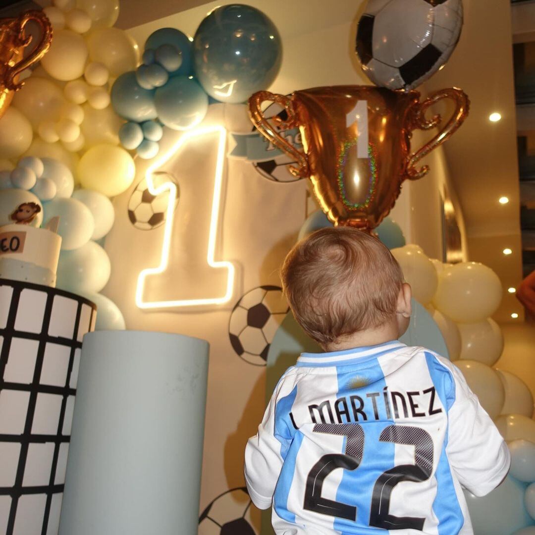 Theo lució una camiseta albiceleste con el número 22, el dorsal que lleva su padre(Foto: Instagram @agus.gandolfo)