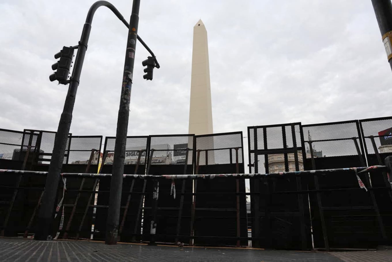El gobierno porteño valló el Obelisco en un operativo especial de seguridad por el partido contra Inglaterra.