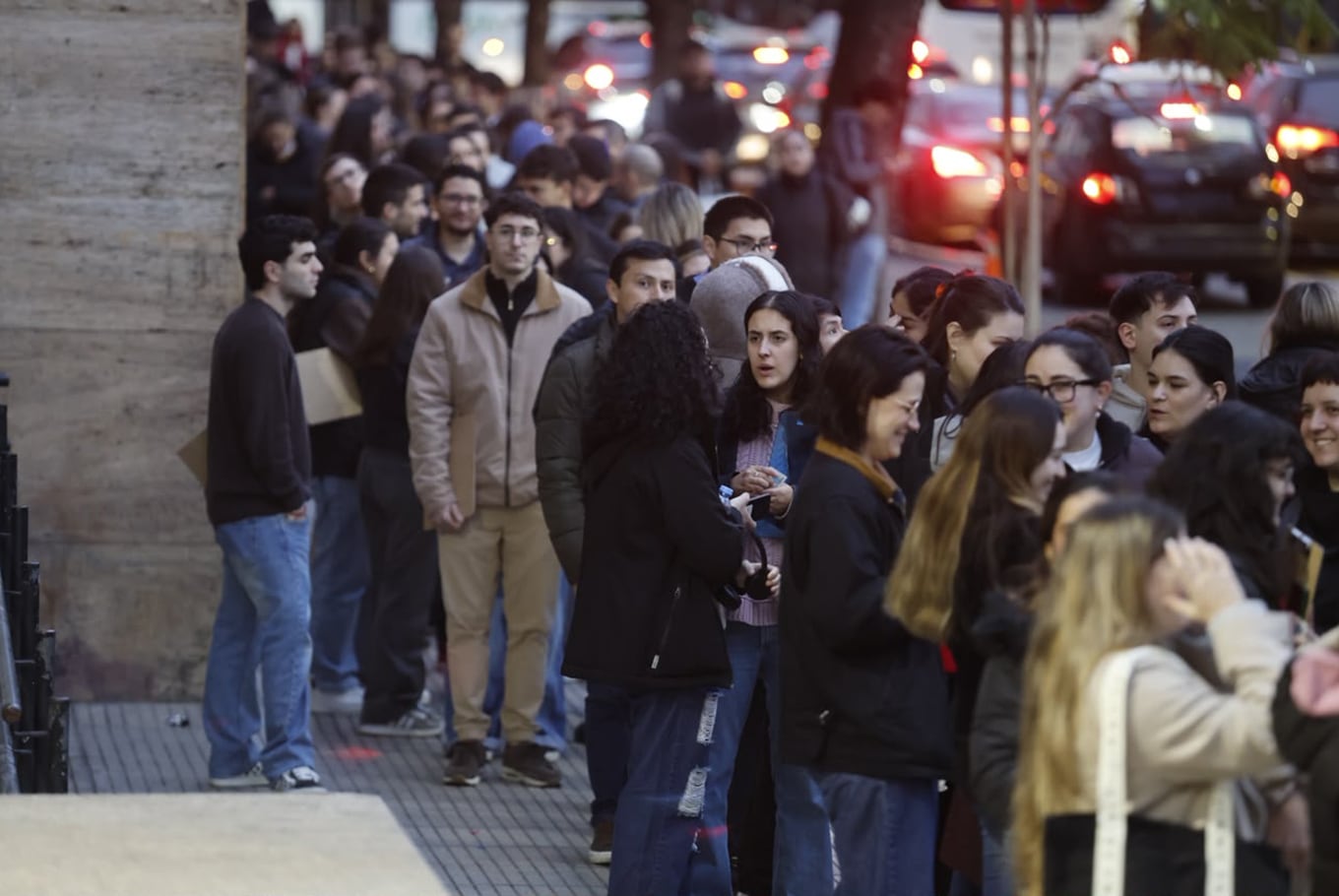 Desde temprano, largas filas rodearon las manzanas en las inmediaciones de las sedes del examen