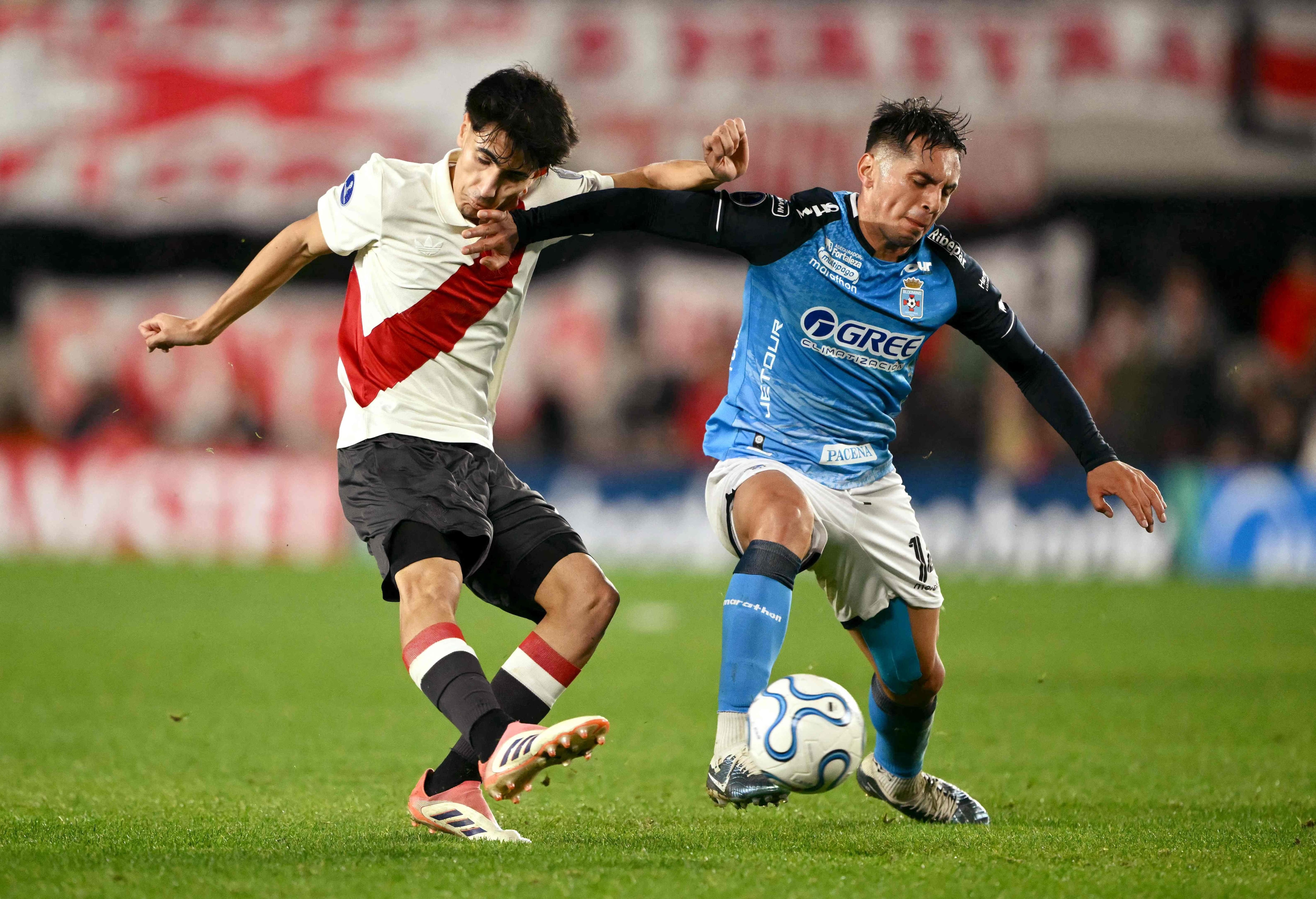 Lucas Silva remata ante la marca de Juan Mercado (Photo by Luis ROBAYO / AFP)