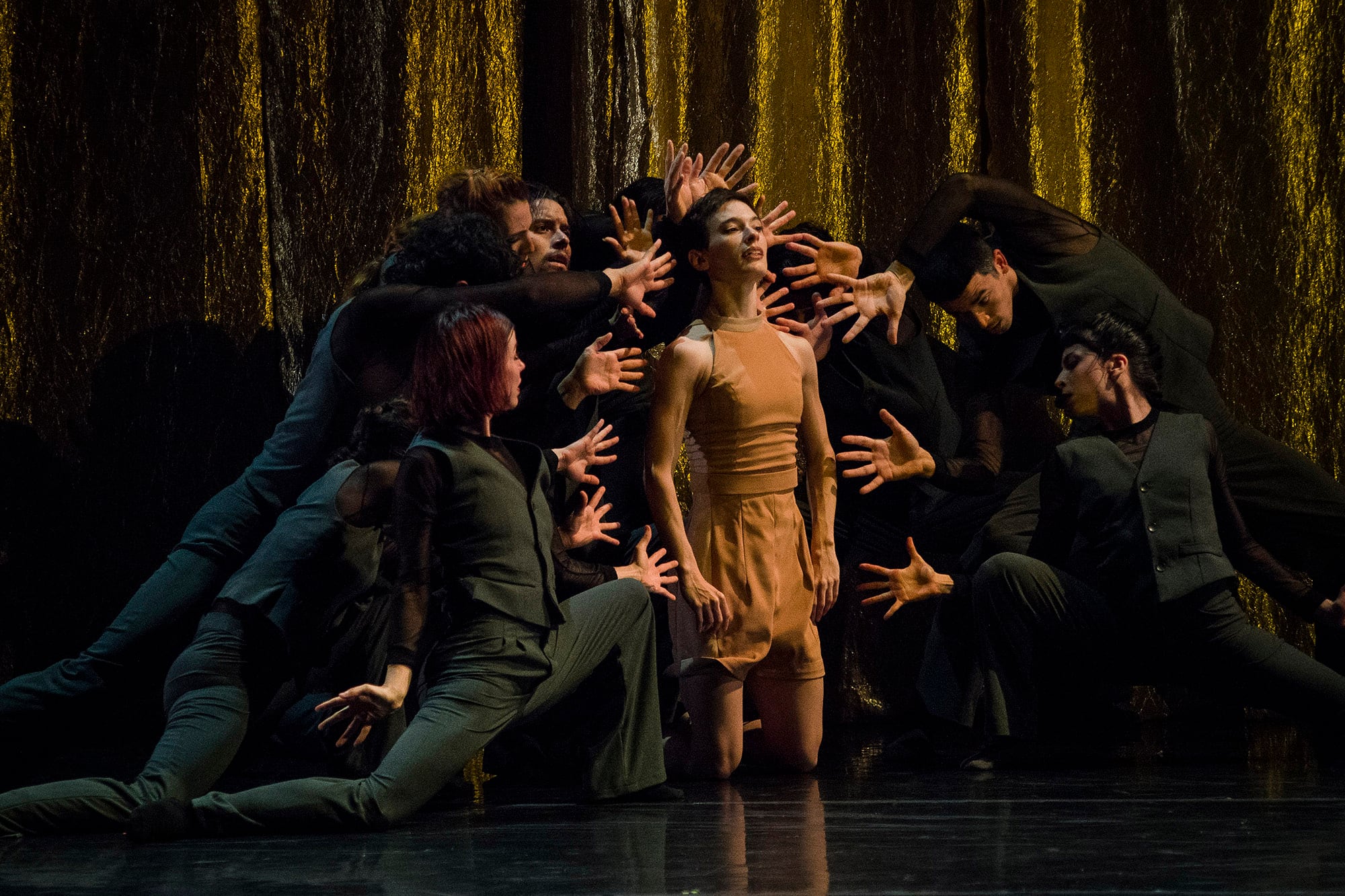 Una escena (Manuela Suárez Poch, en el centro) de una sucesión de cuadros que componen esta obra de gran potencia visual