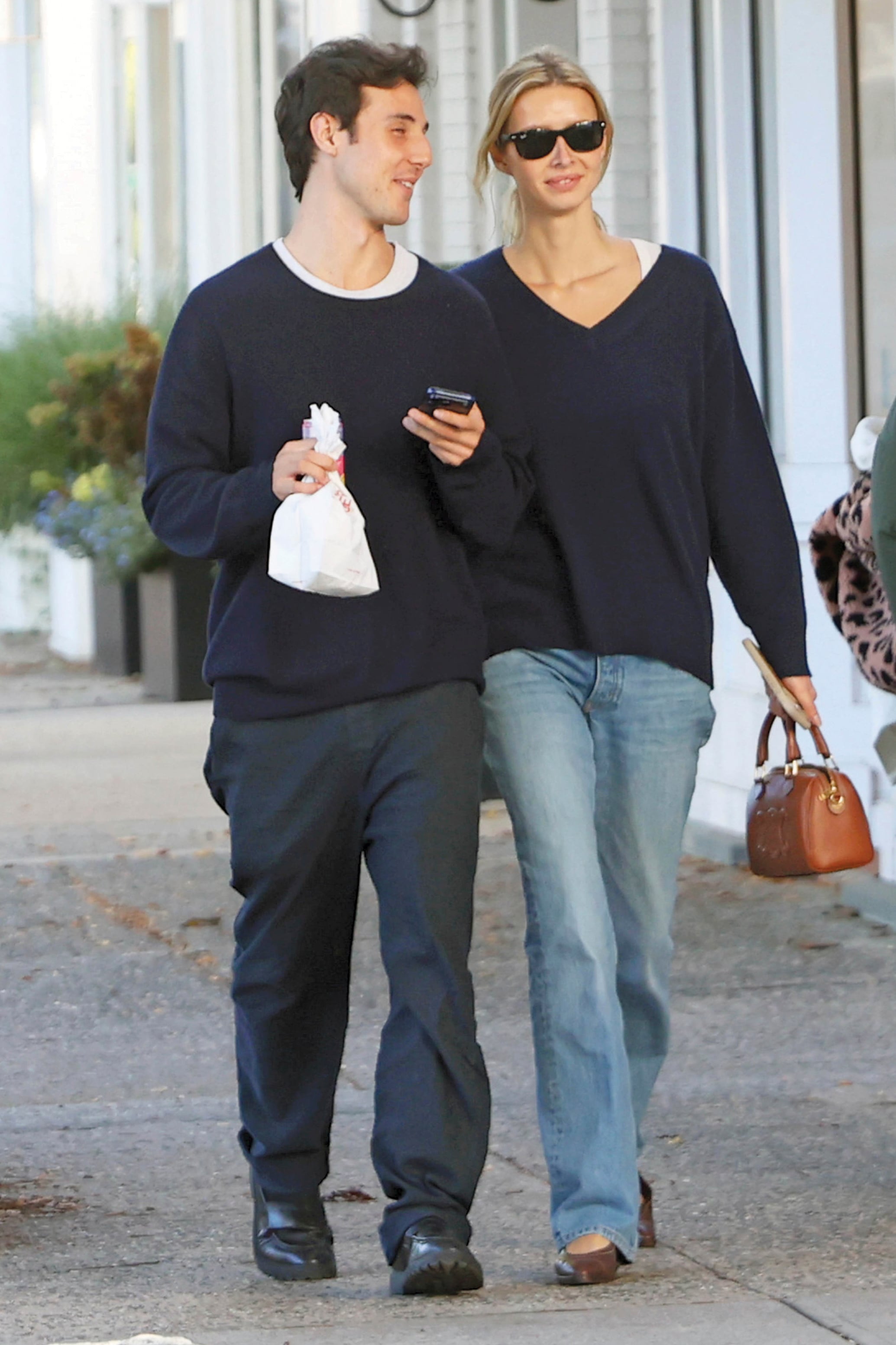Apple y su novio fueron fotografiados durante un paseo por los Hamptons. Según algunos medios, Moshe Levi, el candidato, vive en Nueva York