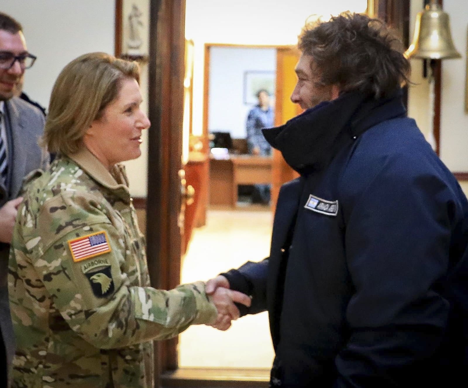 La exjefa del Comando Sur de EE. UU., general Laura Richardson, con el presidente Javier Milei en Ushuaia, en abril de 2024