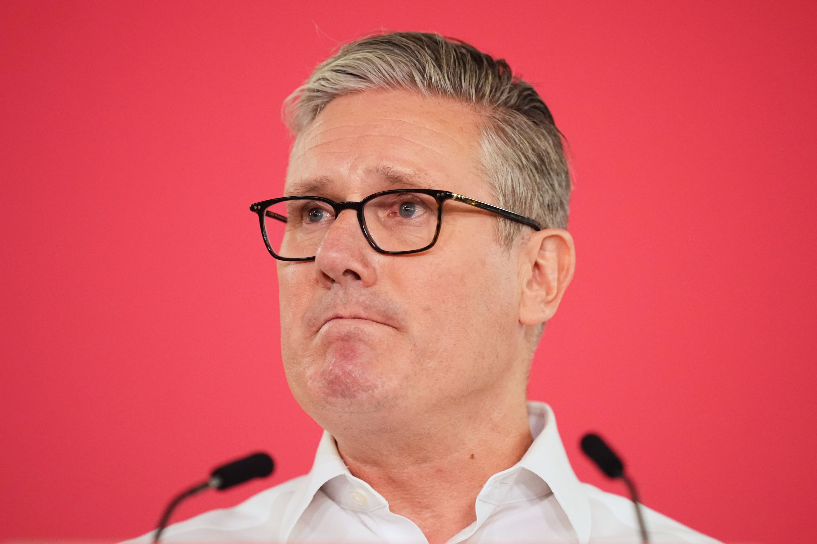 Tres renuncias en 24 horas dejan a Starmer al borde de una crisis en el laborismo