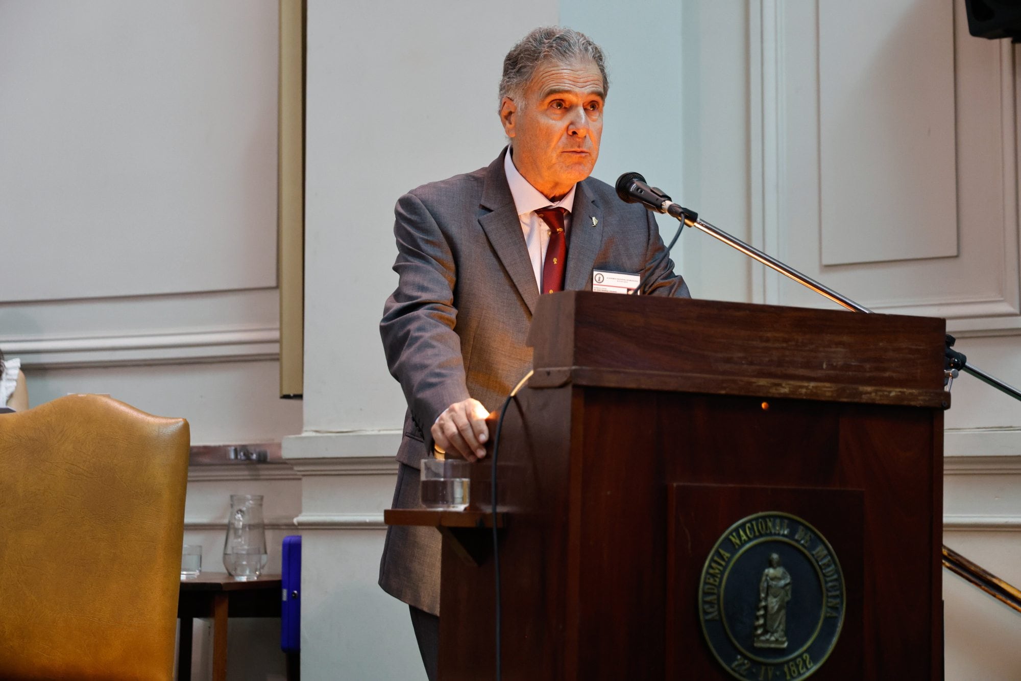 La recepción al nuevo integrante lo dio Eduardo de Santibañes, académico de número