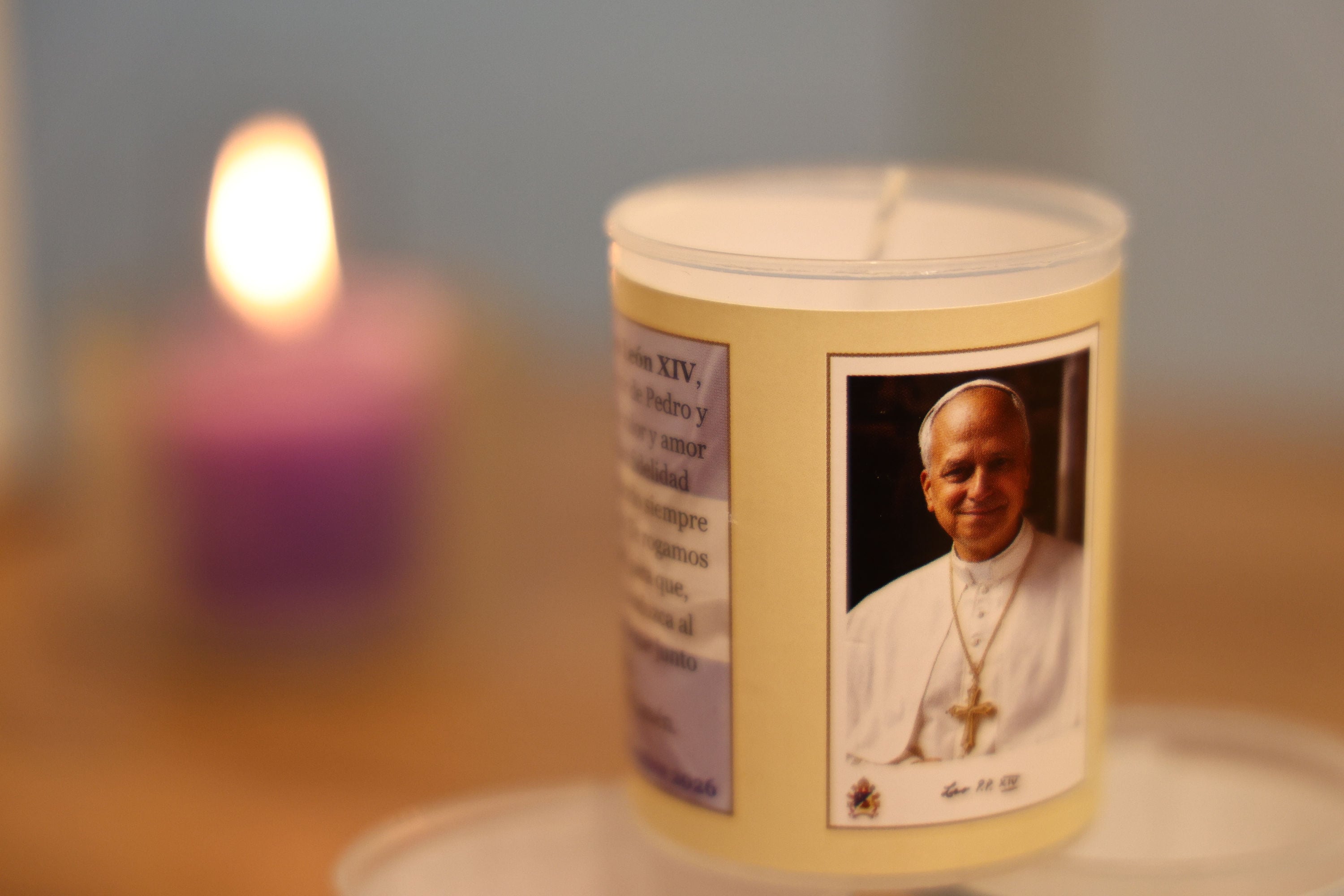 La vela conmemorativa creada por Lumen Christi para la visita de León XIV lleva la imagen del Pontífice, una oración y la referencia a noviembre de 2026