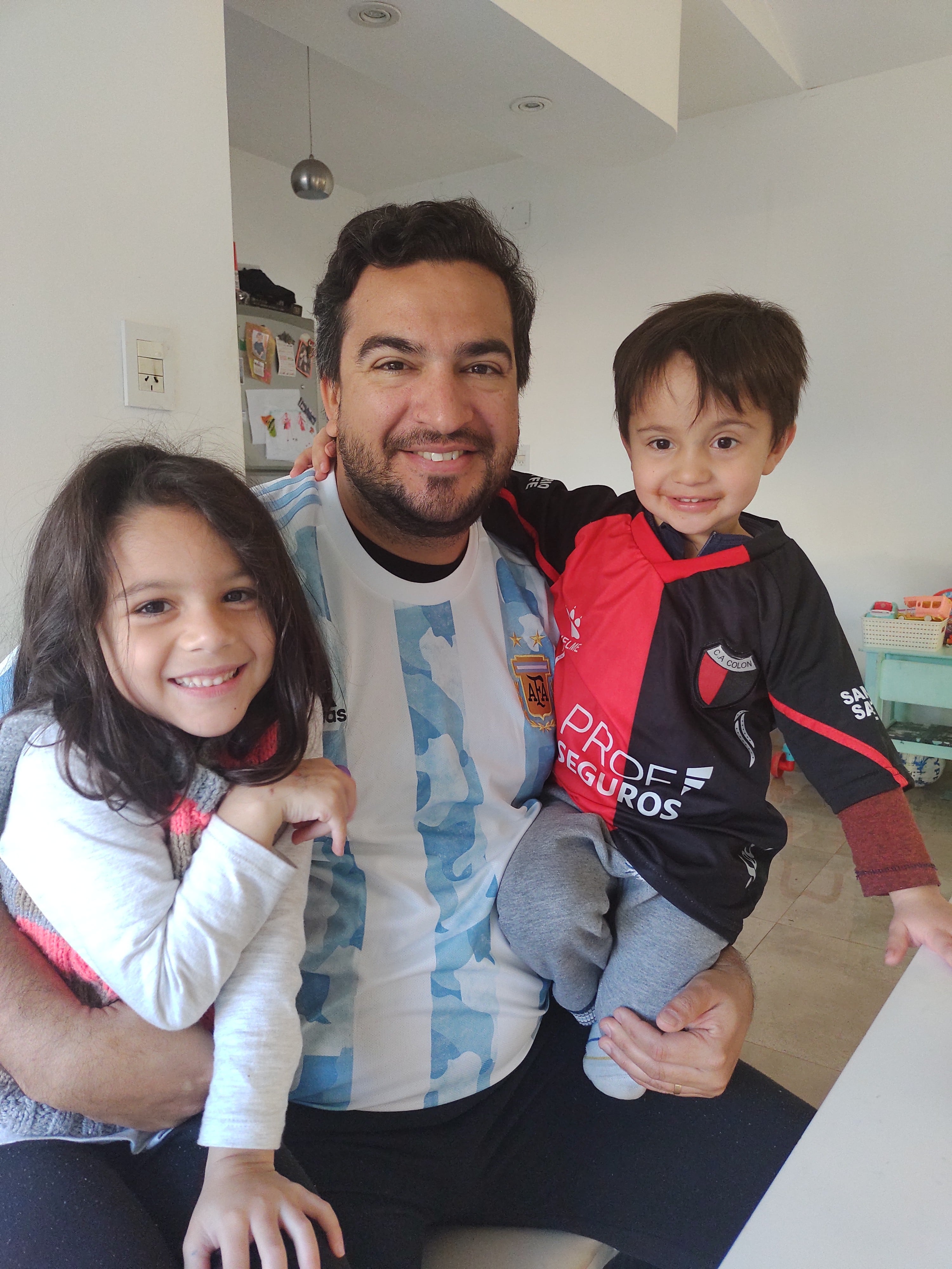 Patricio Pérez con Guadalupe (10) y Genaro (8)