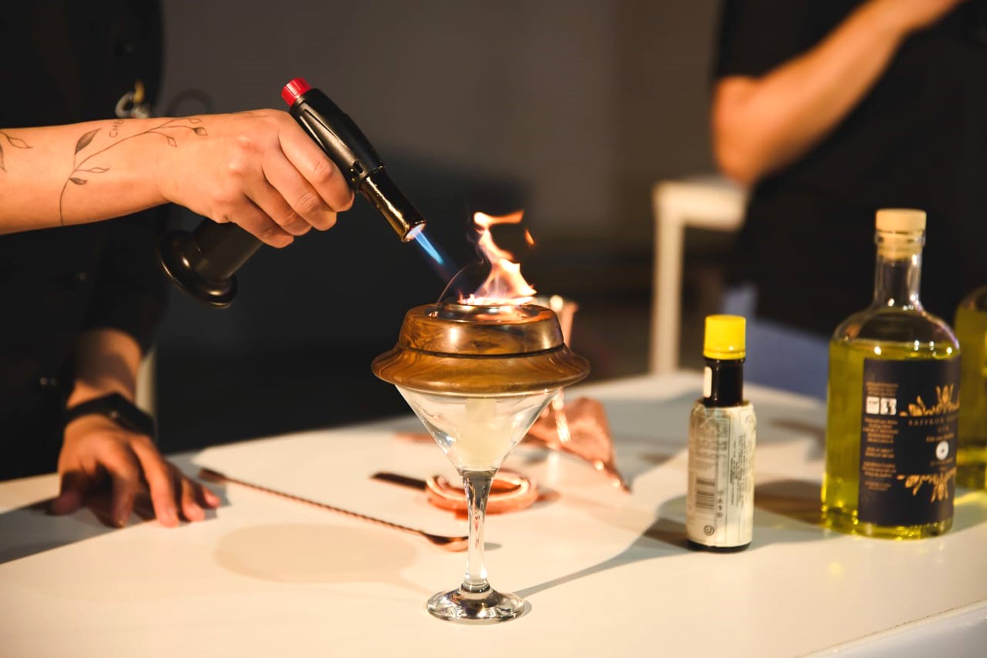 Elaboración de un trago utilizando el gin de azafrán, ganador de un premio internacional