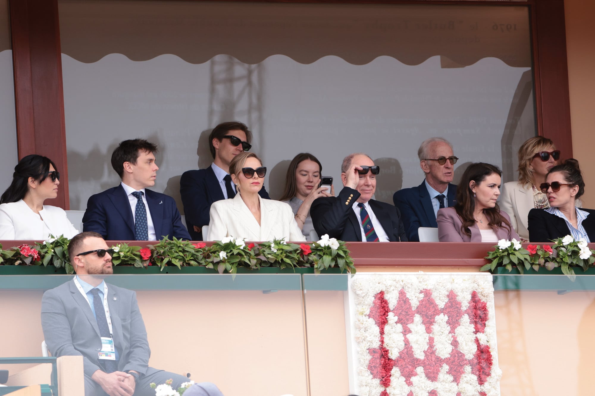 Alberto y Charlene estuvieron acompañados por Louis Ducruet y su mujer, Marie (a la izquierda); Alexandra de Hannover y su novio (sentados detrás de ellos), y Melanie-Antoinette de Massy y Charlotte Casiraghi (a la derecha)