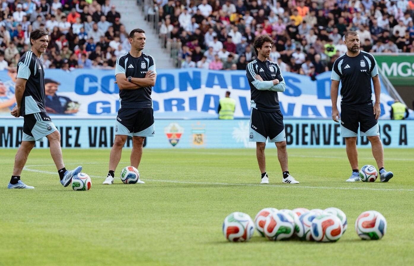 Roberto Ayala, Lionel Scaloni, Pablo Aimar y Walter Samuel, el cuerpo técnico de la selección argentina que vio nuevos jugadores en Alicante, pero no pudo darles demasiado lugar en Luanda.