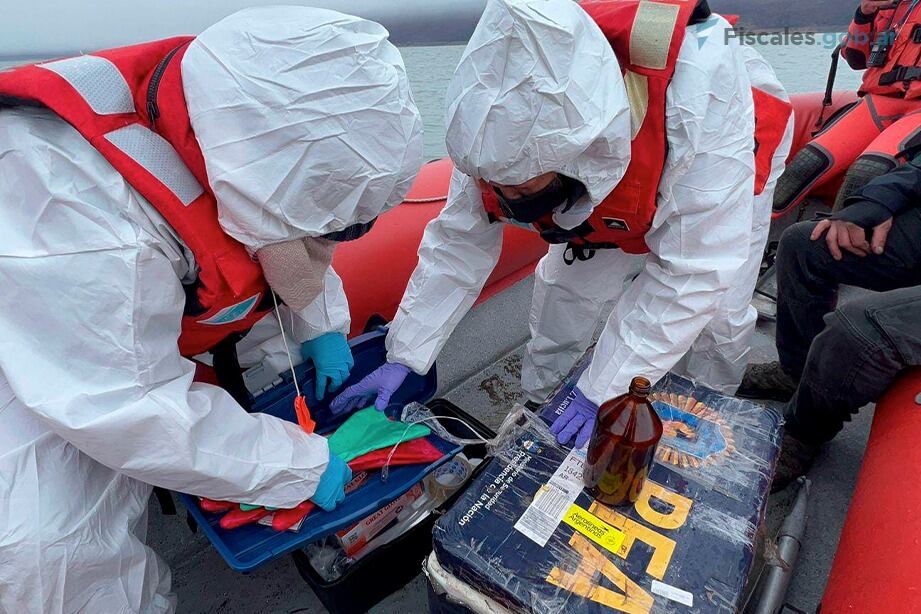 Los peritos de la Policía Federal toman muestras de agua en el Brazo Rico.