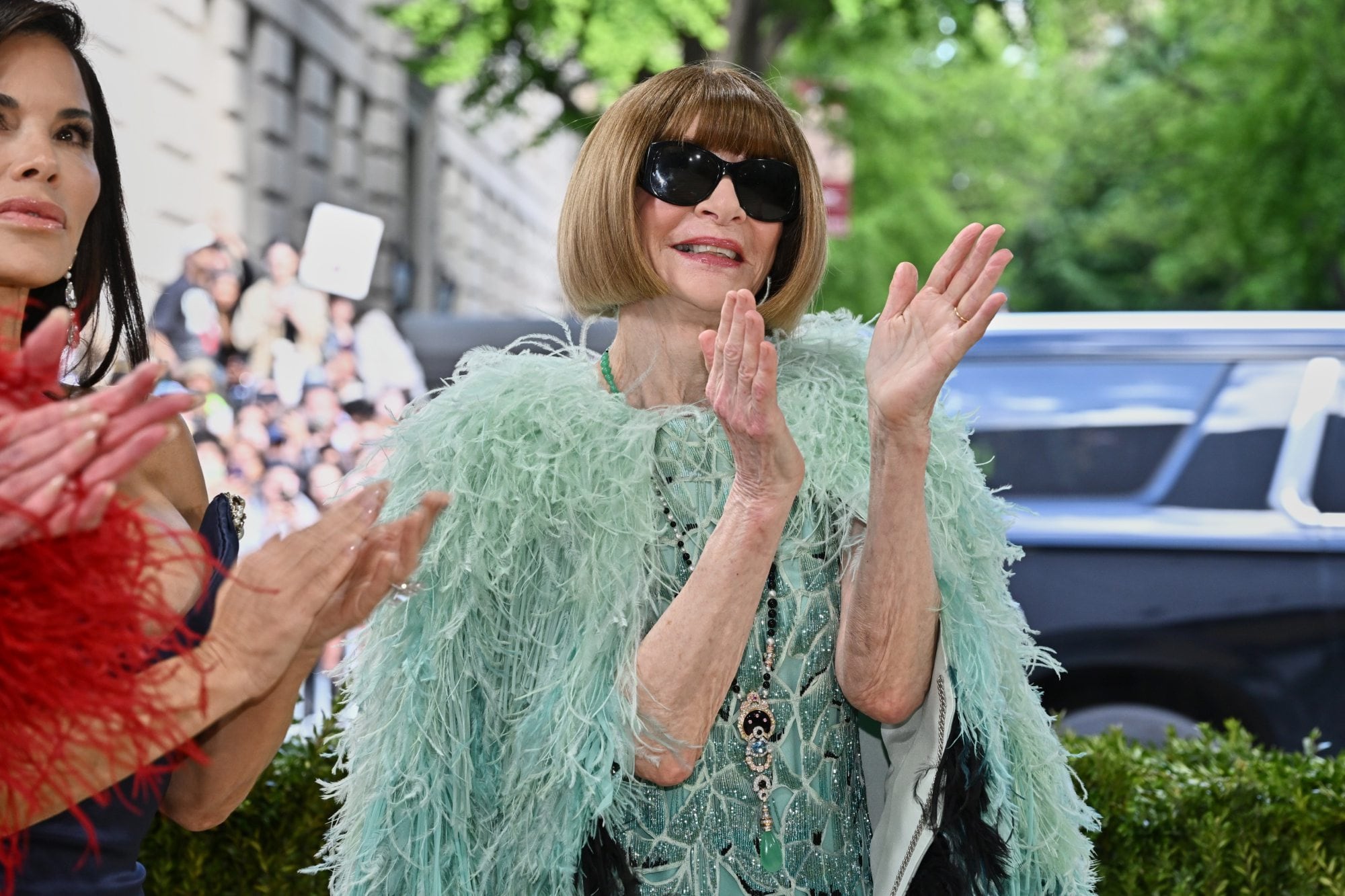 Wintour se mostró muy satisfecha por la incorporación de Bezos y su mujer este año. “Lauren será un gran activo para el museo y para el evento. Estoy muy agradecida por su generosidad y es una gran amante del vestuario y de la moda, así que estamos encantados de que forme parte de la noche”, expresó en una nota con CNN a fines de 2025