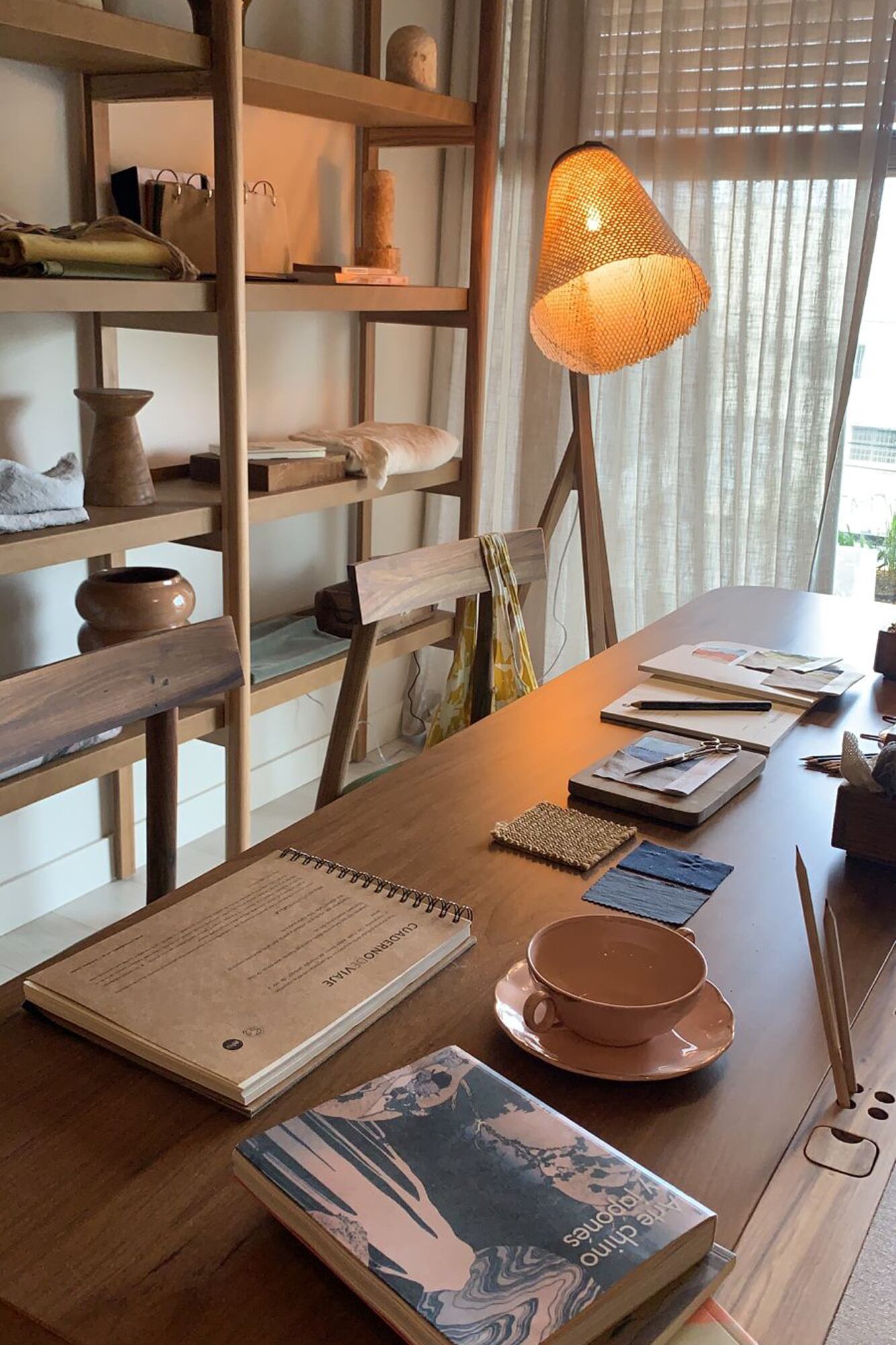 La decoración de los departamentos de Experiencia Living imagina quiénes pueden ser sus habitantes, en este caso un sastre que tiene su espacio de trabajo en su casa