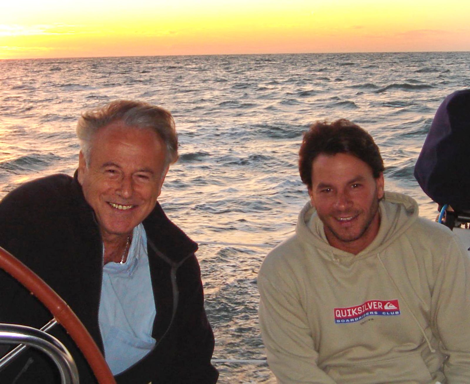 Federico Agardy junto a su padre, Zsolt, durante el cruce del Atlántico a bordo del velero Lorraine, en 2006