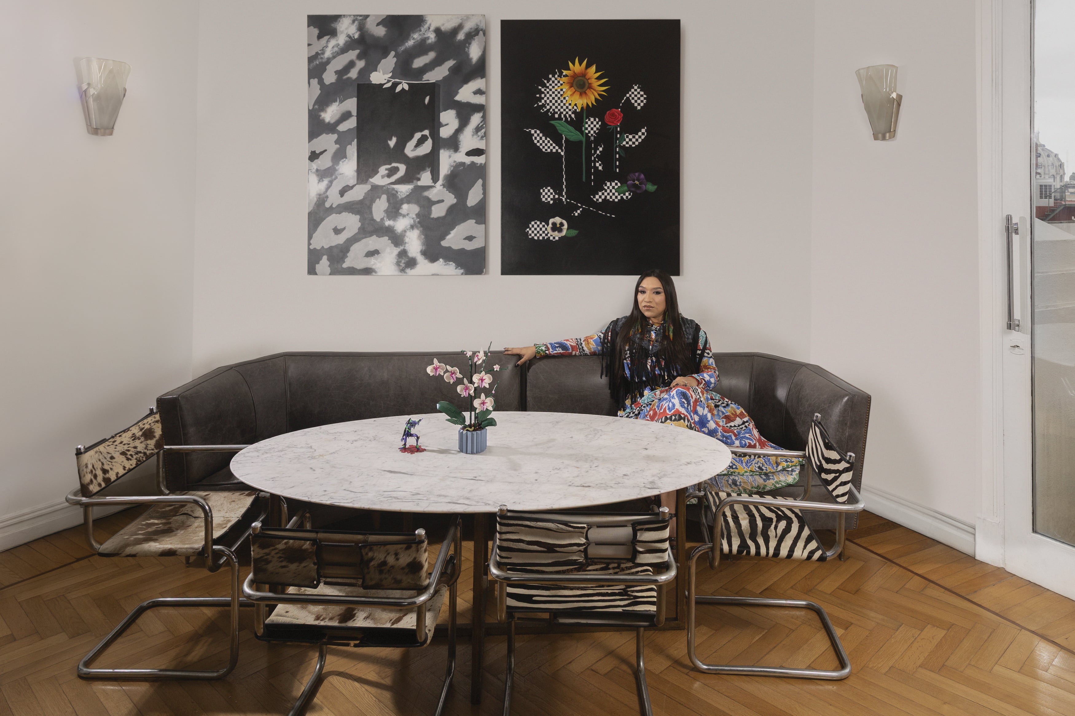 El comedor, con muebles y objetos de los 50. Los dos cuadros son del artista
Alfredo Dufour